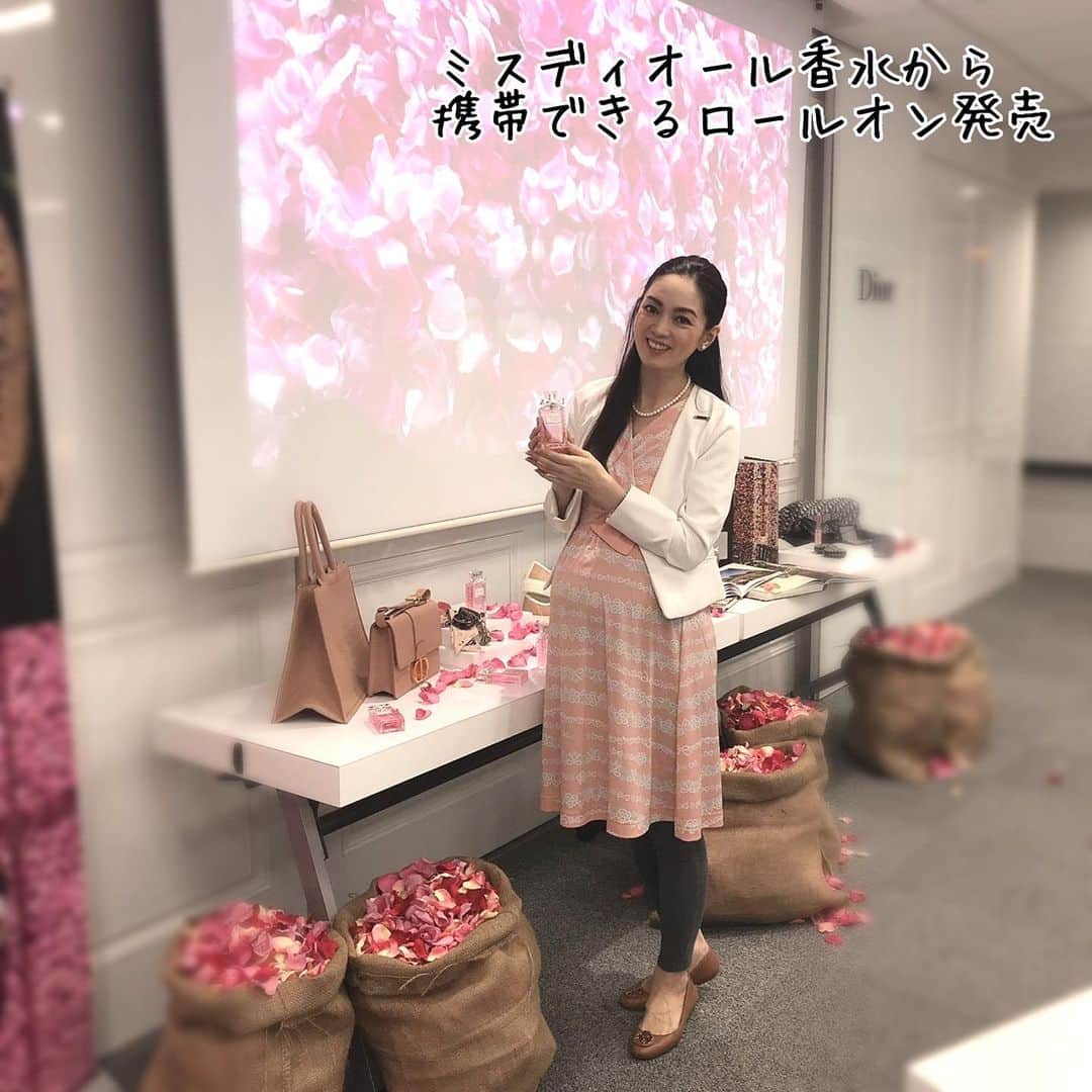 小西さやかのインスタグラム：「出産前に参加させていただいたミスディオールローズ&ローズ フレグランス発表会。ローズを中心としたフローラル系の香りでスタッフにも試してもらったのですが、女性なら誰もが好きな香り💕 お腹が大きかった頃が懐かしいです😭 . 1/1からこのロールオンタイプが発売になるんです！ガラスでちょっと重いのが残念ですがこのガラス独特の可愛さに免じてよしとしましょう。 マスクの匂いが気になるときもマスクの端にちょこっとつけたりするのもオススメ。少量づけもできるので、オフィスで耳の後ろや手首につけなおすのもオススメ。 . #Dior#ディオール#ミスディオール#ミスディオールローズアンドローズ #携帯できる香り #マスクの匂い対策 #マスク対策#マスクケア#オードパルファム#ローズ#ローズの香り#ローズの香り大好き #薔薇#薔薇の香り#バラの香り」