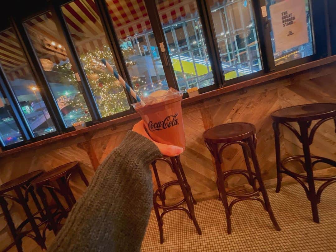 のインスタグラム：「舞台 #サクラニオドレ 2日目です❣️  このタイミングで、←？ 結構前に行ったカフェ載せとく☕️❤️笑  おしゃれカフェ好き！ 早く堂々とカフェを楽しめる日々が戻って来ますように。  大好きな飲食店、頑張れ🥺✨  私はお芝居頑張れ！←  #カフェ　#ココアフロート　#お洒落カフェ　#カフェ巡り #カフェ好きな人と繋がりたい  #カフェ部 #カフェ女子　#cafe #かふぇらぶ　#thegreatburgerstand」