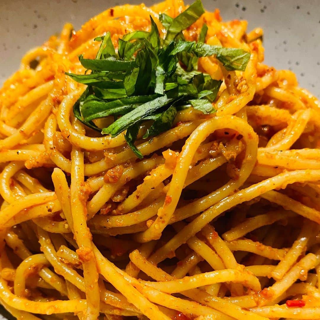 ケリスのインスタグラム：「Plant based roasted bell pepper pesto bucatini. Basil infused drip . Gold mine boxes bountyandfull.com #pasta #plantbased #roasted #healthylifestyle #cheflife #infused #oliveoil #deliciousfood」