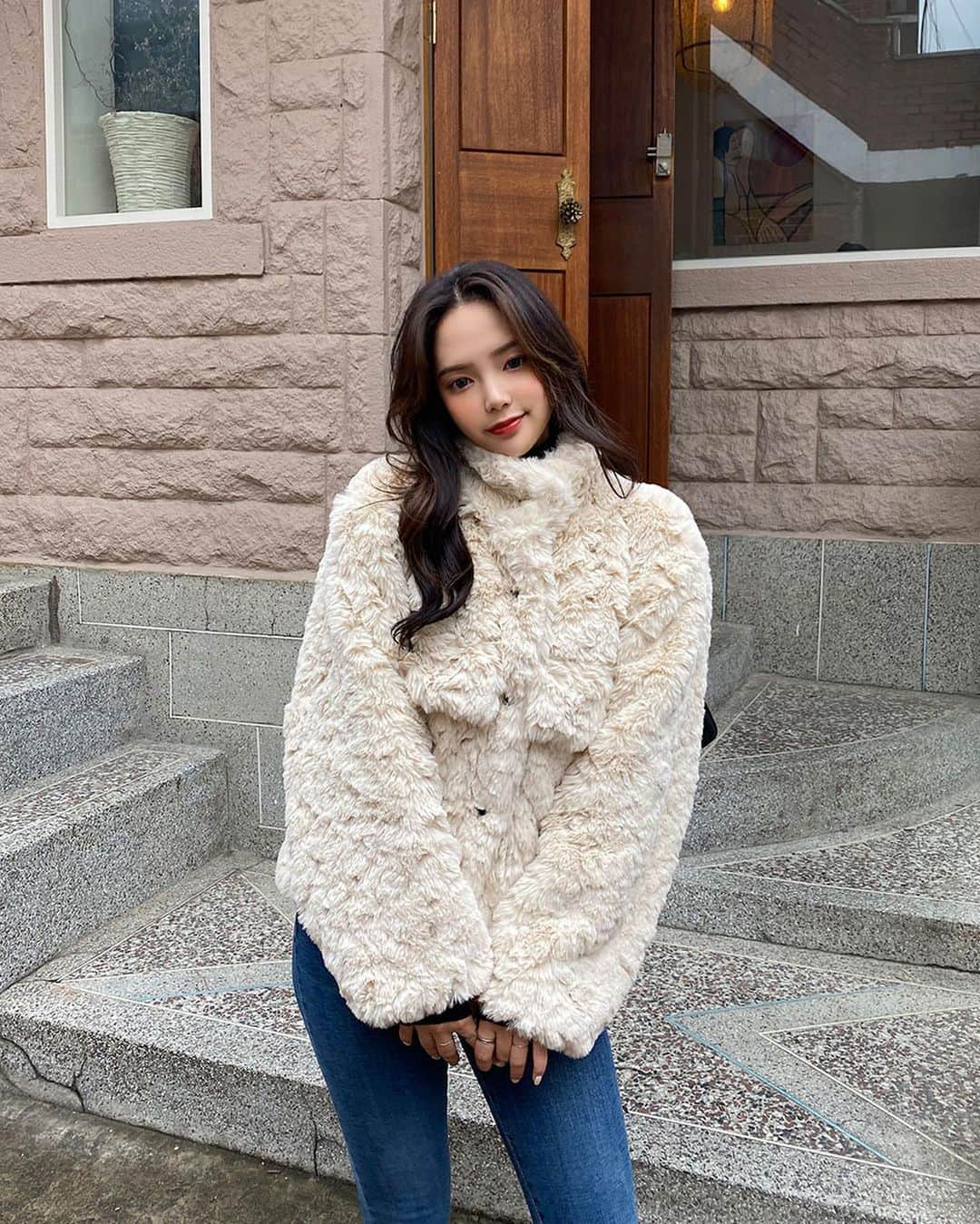 Chuuのインスタグラム：「눈 오고 다음 날에는 따땃하게 부들부들 퍼 재킷❄️🤎  여유 있는 핏이지만 부한 느낌은 아니에요~ 짧은 미니 스커트, 데님과 잘 어울리는 아이보리 컬러의 퍼 재킷으로 촉감도 을매나 부드러운지 몰라요🤎  #chuu#츄#페이크퍼자켓#겨울아우터#데일리룩#겨울코디추천」