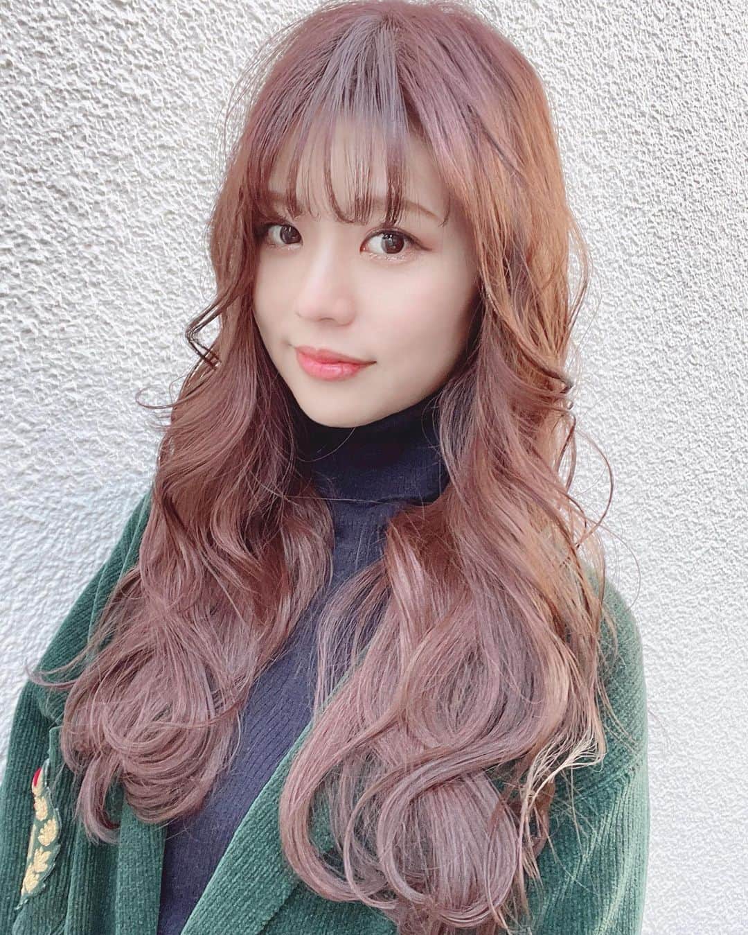 斉藤潤一のインスタグラム：「最近ショートやミディアム多いですが ロングも可愛いですよ。  カットとHPケアブリーチで綺麗にダメージレスでぬく！  #斉藤潤一  冬はモノトーン系の洋服などが多くなるので明るい髪の毛はかわいい  明るいカラーが好きな方は是非 . 〒150-0041 東京都渋谷区神南 ご予約はこちらへ ☞☞ TEL ☏﻿ ﻿03-3462-2093 web  roco@1cs.jp 渋谷 美容室 #rocospearz . 〒150-0041 東京都渋谷区神南1-14-9 第7FMGビルB1F . . ご予約はこちらへ ☞☞ TEL ☏﻿ ﻿03-3462-2093 web  roco@1cs.jp . ★平日  open  11:30-22:30 ★土日祝  open  11:00-21:30  #渋谷#東京#oggiotto#新宿#新宿美容室#ヘアアレンジ #韓国風ヘア #バレイヤージュ #hair#渋谷美容室 #インナーカラー#オシャレ #外国人風カラー#ロングヘア #ヘアアレンジ #ケアブリーチ  #アッシュ #newcolor # #tokyo #shibuya #hair #longhair #モデル#バレイヤージュカラー #ファッション　#美容師 #패션 #미용사 #미용」