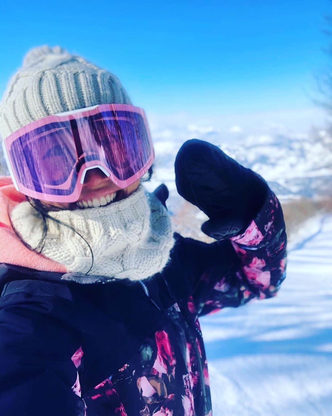 三星マナミのインスタグラム：「❄︎ ❄︎ 2021年 明けましておめでとうございます😊  コロナ禍で 不安は絶えない日々が続きますが…  笑顔がいっぱいの素敵な1年になりますように💫  そんな1年にできるように 日々精進したいと思います✌️💕  テーマは『ゆっくり🐄』  野沢温泉に来村したくても 自粛している皆さんも多くいらっしゃるので、 今年は出来るだけSNSを活用して 雪山、フィールドの雰囲気だけでもお伝え出来たらと思ってます💪  今年も宜しくお願い致します🤗  *:.＊.:*:｡∞｡:*:.＊.:*:｡∞｡:*:.＊.:**:.＊.:*:｡∞｡:*:.＊. @roxyjapan @oakleyjapan  #新年 #2021年 #ご挨拶 #雪山より #風の時代へ #外遊び #外遊びが好きな人と繋がりたい #外遊びが大好き #ski #すきー #野沢温泉 #野沢温泉スキー場 #オリンピアン #ママアスリート #ママ #三児のママ #コンパスハウス #compasshouse #roxy #roxyjapan #roxysnow #oakley #oakleyjapan」