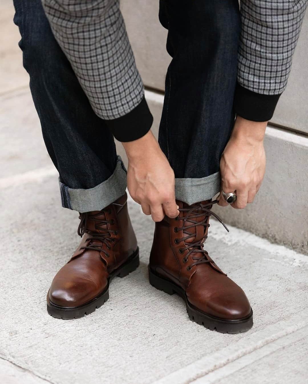 ケネスコールのインスタグラム：「Whatever your political ties, here’s a much-needed bipartisan escape of @stevedjla lacing up our Rhode lug-sole boot. #TakeADeepBreath #PutYourBestFootForward #2021  When you shop at KennethCole.com, we’ll donate to THE MENTAL HEALTH COALITION – a life-changing movement working to destigmatize all mental health conditions. Info link in bio.」