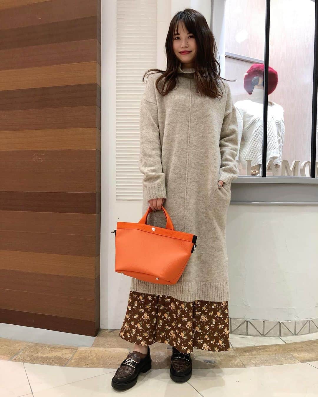 新谷美奈のインスタグラム：「WINTER SALE 開催中☃️﻿ ﻿ おはようございます❄️﻿ 朝から雪が降ってますね☃️﻿ 皆さまあたたかくしてお過ごし下さいね🧶﻿ ﻿ ぐっと寒くなった今欲しいのは﻿ 一枚でぬくぬくなニットワンピ🐏﻿ 寒い日はこれに限ります🥰﻿ 絶妙な色の濃淡のミックス糸🧵﻿ フロントの切り替え﻿ 前後差あるヘムライン﻿ 間延び感なくスッキリ着れるのは﻿ 細かなこだわりのおかげ💛﻿ ﻿ Nina mew﻿ one-piece ¥25,000+tax﻿ skirt ¥23,000+tax﻿ shoes ¥28,000+tax﻿ bag ¥9,200+tax﻿ ﻿ @ninamew_official#Ninamew#ニーナミュウ#ゆめタウン#ゆめタウン佐賀#セレクトショップ#selectshop」