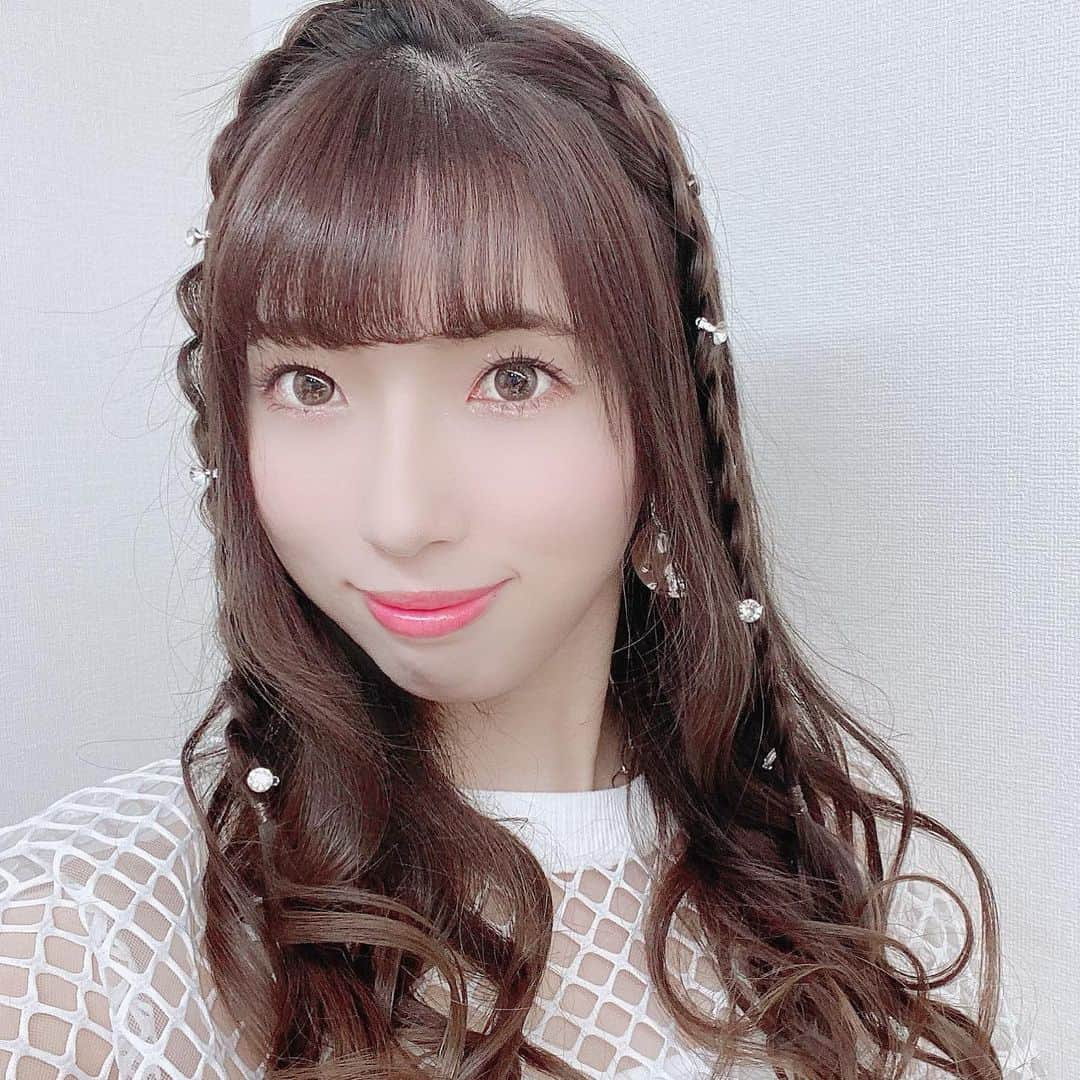 尾崎礼香のインスタグラム：「LIVEの時のメイク🤍 わかりづらいかもだけどさりげなくホワイトラインひいてました🙌(アンナとおそろいだったんだよー！)  髪の毛もストーンをつけて派手目に:)  #イベントヘアアレンジ #ヘアアレンジ #ホワイトライン  #韓国ファッション #韓国ヘア #ファッション #メイク  #役者 #モデル #アイドル #編み込みアレンジ #カラコン #グレーうどん  #フォローミー #japanesegirl #make #fashion #cute #hairarrange #selfie #model #actress #followme #粉我 #时装 #赞 #좋아요 ##좋아요 #메이크 #셀카그램📷」