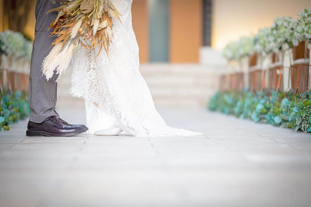 結婚式場ブランレヴュー宇都宮アクアテラスのインスタグラム：「.﻿ 足元もお洒落に＊﻿ 小物使いで写真映えな一枚を❤︎﻿ ﻿ チャペルでもガーデンでも﻿ 雰囲気抜群のお写真が残せます♩﻿ ﻿ 足元や小物など細部までこだわった1日にしませんか？☺︎﻿ ----------------------------------------﻿ ﻿ 1/9〜11﻿ 三連休限定のブライダルフェアは新春BIG！﻿ ご来館でギフト券最大10000円！﻿ ﻿ 【お正月限定の豪華特典盛り沢山❤︎】﻿ ﻿ ﻿ 詳細は下記▽▽﻿ https://www.dearswedding.jp/blancrevue/fair/﻿ ﻿ リニューアルしたNewチャペルのご見学もお楽しみに♩﻿ ﻿ プロフィールからご覧いただけます！ @blancrevue_wedding」