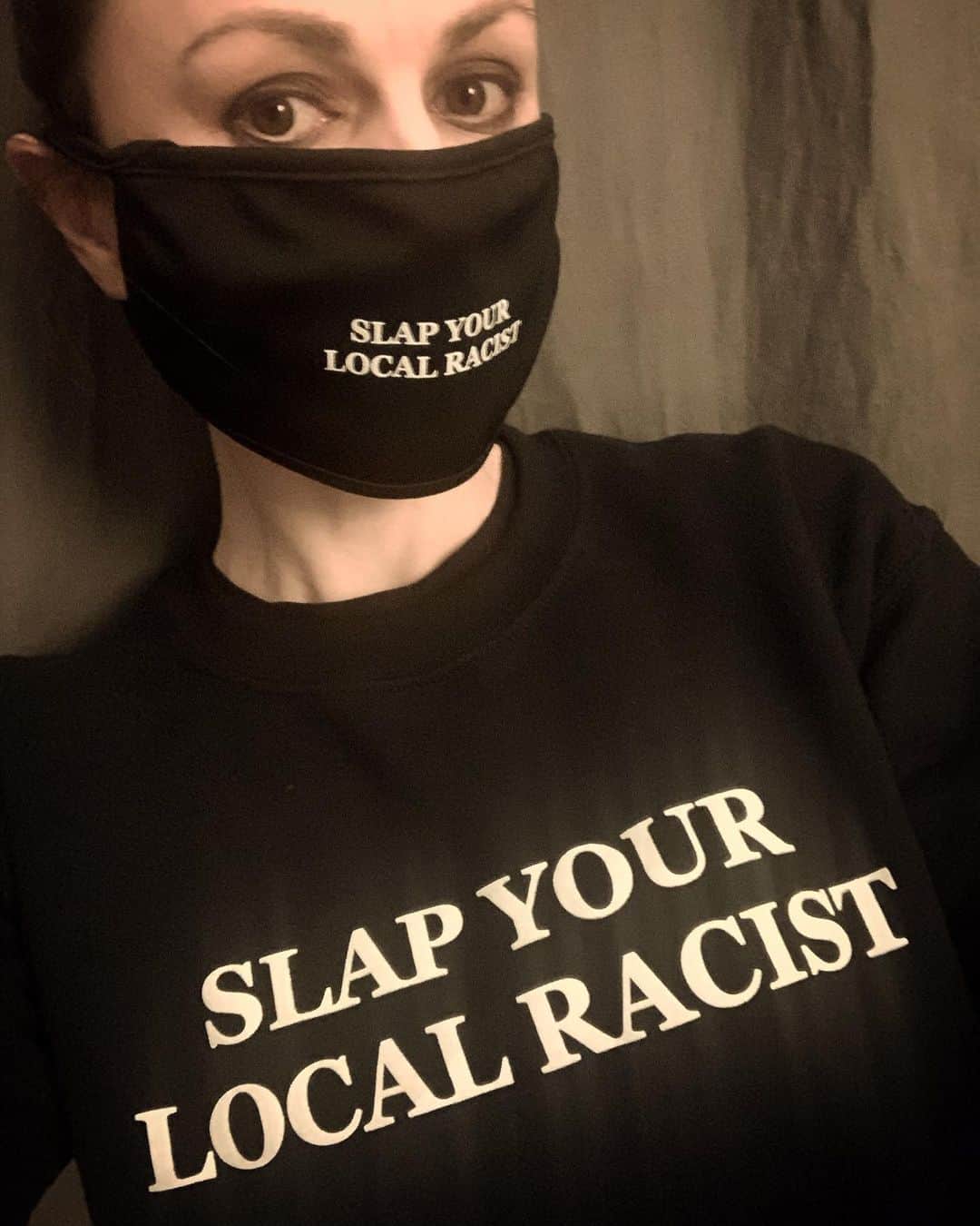 アンナ・パキンのインスタグラム：「New Year.... same me. #blacklivesmatter  Favorite new mask and sweatshirt by @americahatesus STRONGLY suggest you check out their online shop.」