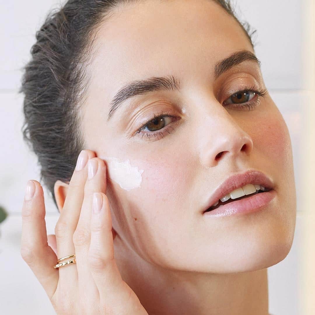 Clarins Canadaのインスタグラム：「Lockdown is hard so make sure you are kind to yourself... and to your skin! Detox and upgrade your skin care routine and enjoy personalized beauty consultations with our Clarins & Me service, from the comfort and safety of your home! Click the link in bio for more details.🤍⁣ __________⁣ Avec le confinement qui se prolonge, soyez douce envers vous-même... et envers votre peau ! Détoxifiez et rafraîchissez votre routine soin grâce à notre service de consultation beauté personnalisé Clarins & Moi du confort et de la sécurité de votre foyer ! Cliquez le lien dans la bio pour plus de détails.🤍⁣ .⁣ .⁣ .⁣ #Clarins #ItsAllAboutYou #SkincareRoutine #Detox #Beauty」