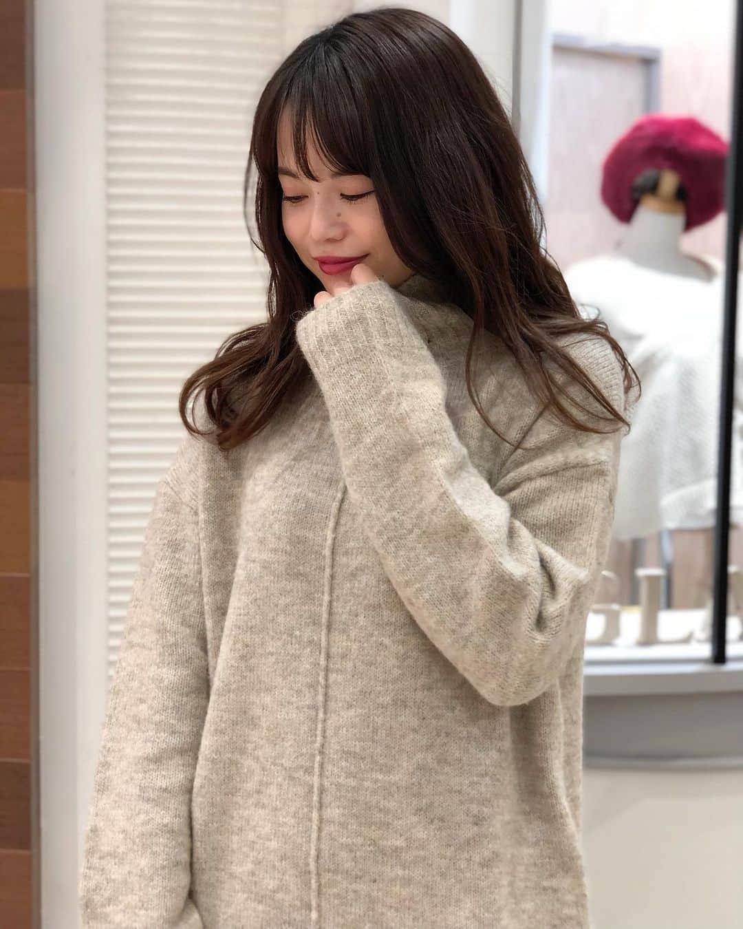 新谷美奈さんのインスタグラム写真 - (新谷美奈Instagram)「WINTER SALE 開催中☃️﻿ ﻿ ぐっと寒くなった今欲しいのは﻿ 一枚でぬくぬくなニットワンピ🐏﻿ 忙しい朝も秒でコーディネートが決まるところが﻿ さらに嬉しいポイント🥰﻿ ﻿ スリット入りなので﻿ スカートやパンツをレイヤードして﻿ 印象チェンジもできちゃいます❤️﻿ ﻿ Nina mew﻿ one-piece ¥25,000+tax﻿ skirt ¥23,000+tax﻿ shoes ¥28,000+tax﻿ bag ¥9,200+tax﻿ ﻿ @ninamew_official#Ninamew#ニーナミュウ#ゆめタウン#ゆめタウン佐賀#セレクトショップ#selectshop」1月7日 11時28分 - mina__0215