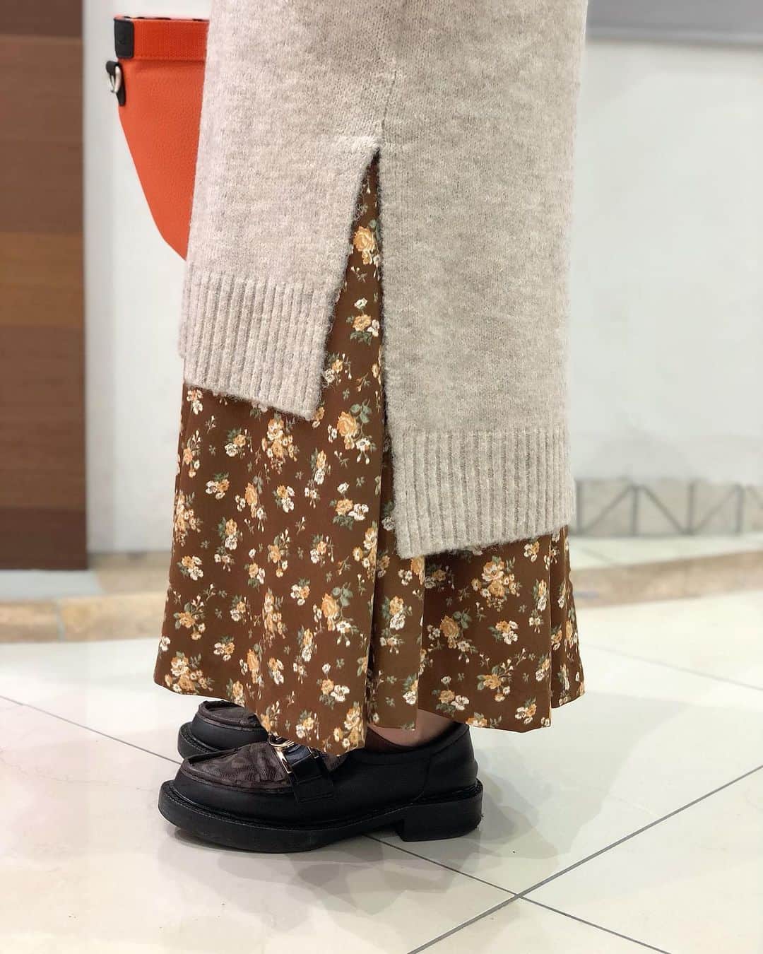 新谷美奈のインスタグラム：「WINTER SALE 開催中☃️﻿ ﻿ ぐっと寒くなった今欲しいのは﻿ 一枚でぬくぬくなニットワンピ🐏﻿ 忙しい朝も秒でコーディネートが決まるところが﻿ さらに嬉しいポイント🥰﻿ ﻿ スリット入りなので﻿ スカートやパンツをレイヤードして﻿ 印象チェンジもできちゃいます❤️﻿ ﻿ Nina mew﻿ one-piece ¥25,000+tax﻿ skirt ¥23,000+tax﻿ shoes ¥28,000+tax﻿ bag ¥9,200+tax﻿ ﻿ @ninamew_official#Ninamew#ニーナミュウ#ゆめタウン#ゆめタウン佐賀#セレクトショップ#selectshop」