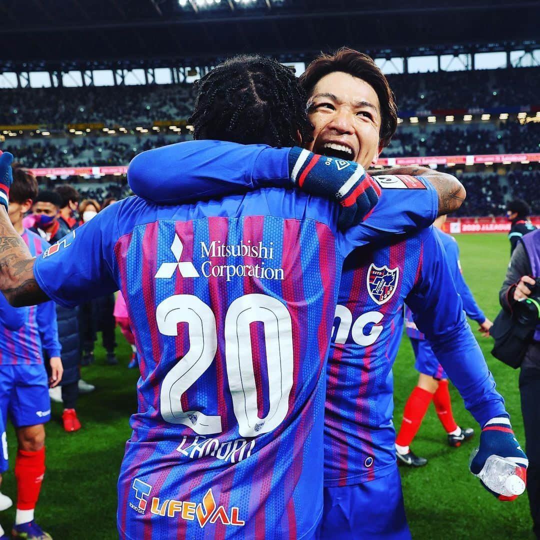 FC東京オフィシャルグッズさんのインスタグラム写真 - (FC東京オフィシャルグッズInstagram)「🔵🏆2020 J.LEAGUE YBC Levain CUP WINNERS🏆🔴 誰もが見たかったカップを掲げる姿。 試合後泣いてないなんて絶対ウソ。 誰よりもこのチームの歴史を知り、誰よりもこのチームのために戦い続けた #森重真人 。 @masatomorishige  @fctokyoofficial  #ルヴァンカップFINAL #ルヴァンカップ  #FC東京 #fctokyo #tokyo」1月7日 11時30分 - fctokyoofficial