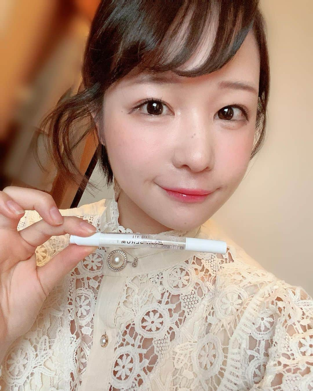 茜さやさんのインスタグラム写真 - (茜さやInstagram)「継続は力なり！ていうけれど、 なかなか続かない性格のうちもみんながやってるまつげ美容液スタートしてみた！👀✨  年末年始はいつもよりも寝る前にきちっとホワイトニング、ヘアケア〜とかも出来たから美容液も組み込めていい感じ！  少しずつ抜けてたところも生えてきた✨  これからも頑張って続ける！！ いつも続かないけど続ける！笑  #シェリノアラッシュセラム #まつげ美容液 #まつ育 #自まつ毛メイク #自まつ毛派 #マツエク #おすすめ漫画 #恋愛漫画 #pr」1月7日 11時30分 - saya.akane