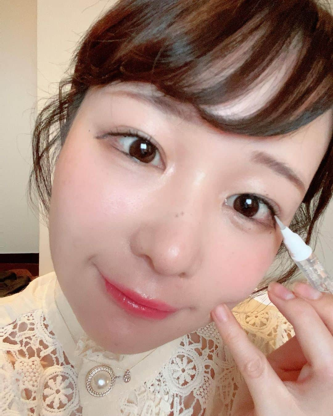 茜さやさんのインスタグラム写真 - (茜さやInstagram)「継続は力なり！ていうけれど、 なかなか続かない性格のうちもみんながやってるまつげ美容液スタートしてみた！👀✨  年末年始はいつもよりも寝る前にきちっとホワイトニング、ヘアケア〜とかも出来たから美容液も組み込めていい感じ！  少しずつ抜けてたところも生えてきた✨  これからも頑張って続ける！！ いつも続かないけど続ける！笑  #シェリノアラッシュセラム #まつげ美容液 #まつ育 #自まつ毛メイク #自まつ毛派 #マツエク #おすすめ漫画 #恋愛漫画 #pr」1月7日 11時30分 - saya.akane