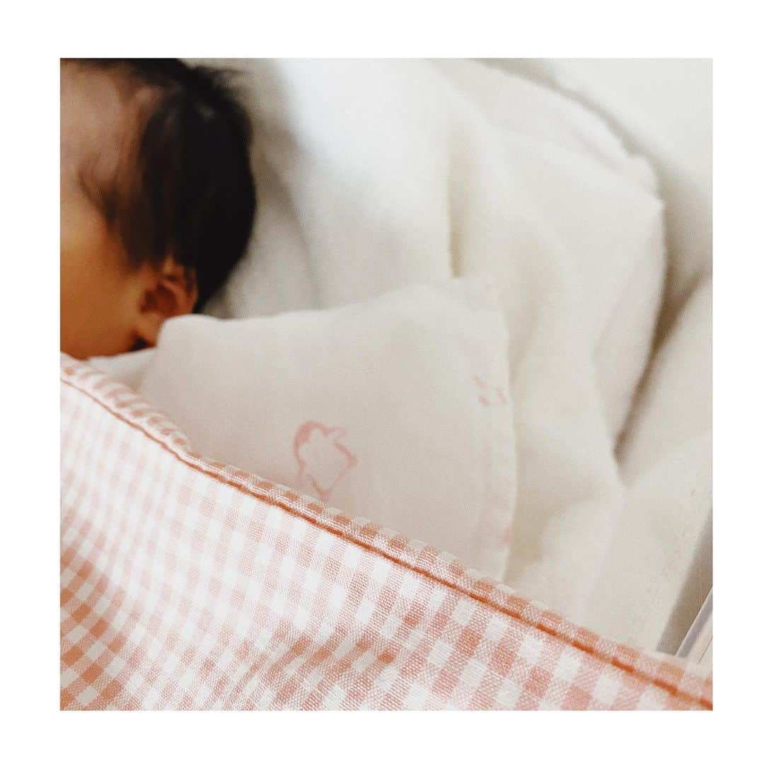 i_am_romikoのインスタグラム：「突然のご報告になりますが1月6日に女の子を出産しました。 コロナで緊急事態宣言が始まった頃に妊娠が発覚し不安だらけでしたが無事産まれてきてくれてくれました👶 . 陣痛14時間からの緊急で帝王切開になり出産の大変さを実感しましたが無事産まれてきてくれてありがとう🤱 これからもよろしくお願いします🍒 . . #newborn#新生児#女の子#2980g#帝王切開#出産レポ#出産 #女の子ママ#妊娠#初マタ#初ママ#女の子ベイビー#40週1日 #ママさんと繋がりたい #ママ友#育児#新米ママ」
