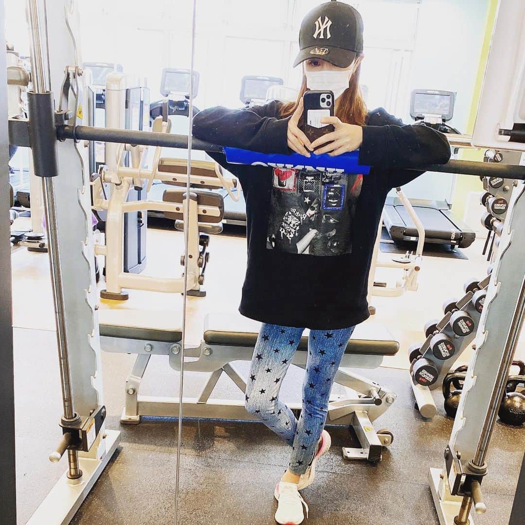 ゆみのインスタグラム：「今年初ジム 寒くて腰重くなってしまってたので軽重量でしんどい…  #fitness #diet #gym #workout #training #ダイエット #ワークアウト #フィットネス #フィットネス女子 #筋トレ #筋肉 #美容 #エニタイムフィットネス」