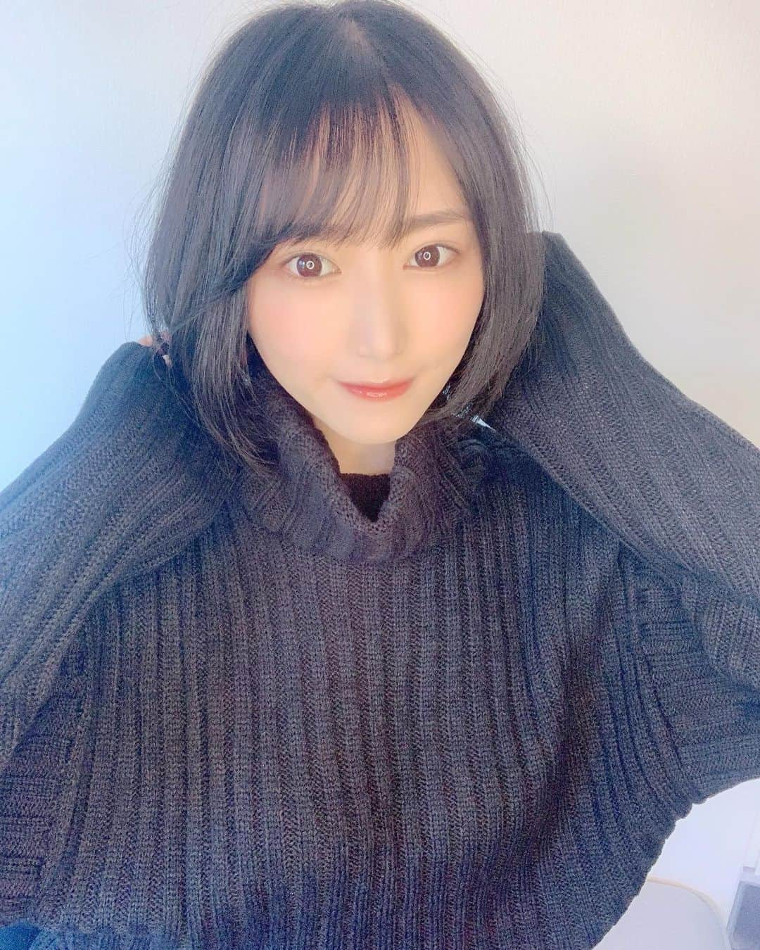 川瀬もえさんのインスタグラム写真 - (川瀬もえInstagram)「おはよう 髪の毛伸ばしてみようかな？  お洋服は @menot_official のものです✨  #1日1川瀬」1月7日 11時41分 - kawasemoe