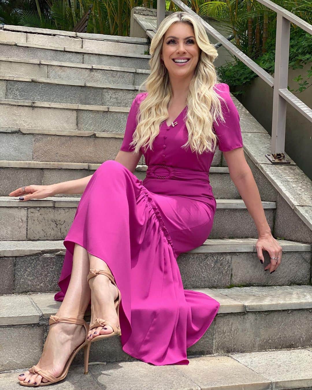 レナータ・ファンのインスタグラム：「Cinco minutos de sol no pátio da firma @bandtv e a @josigss aproveitou para fazer uns clics antes do @jogoaberto  No estilo “bem menininha” 🙋🏼‍♀️👗👗💕💗🤍💜 Vestido @mariavalentinaoficial  Styling @josiealves」