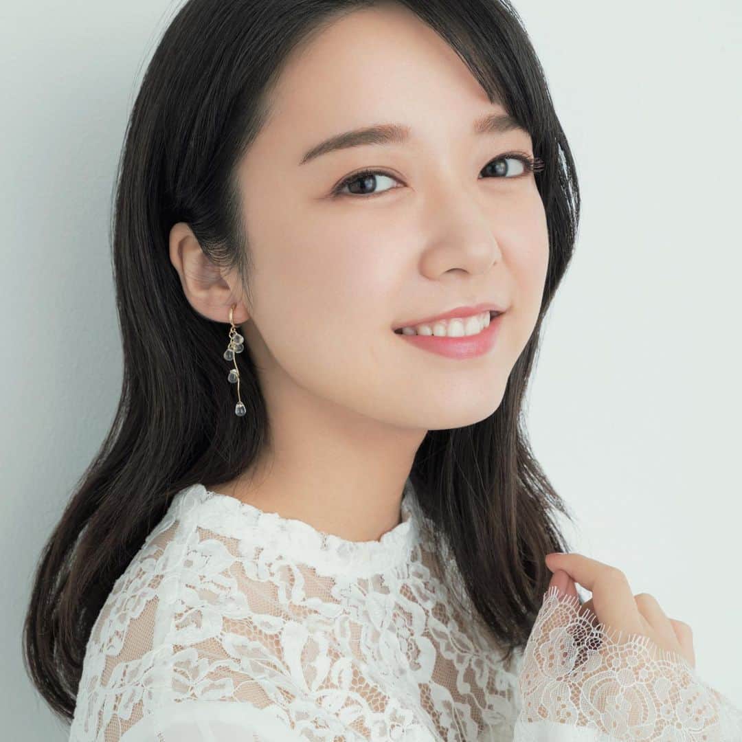 steady.のインスタグラム：「【steady.２月号本日発売！】 表紙初登場の上白石萌音さん💘 今月はなんと！ダブル表紙仕様なので、表から読んでも裏から読んでも萌音さんがカバーガールです～！ CM出演中の「ミノン アミノモイスト」とのタイアップでは、お肌にまつわるアレコレを伺いました✨ ご自身も肌の乾燥やゆらぎが気になり、実は２年ほど前からミノン アミノモイストのユーザーだったという萌音さん。 おすすめのアイテムやお手入れ方法を、じっくり教えていただきました～！ 仕事に美容に頑張るsteady.読者の皆様へのメッセージもあるので、お見逃しなく🤗🎀 #上白石萌音　#ミノンアミノモイスト　#ミノン　#アミモイ　#ゆらがんぞ私　#PR」