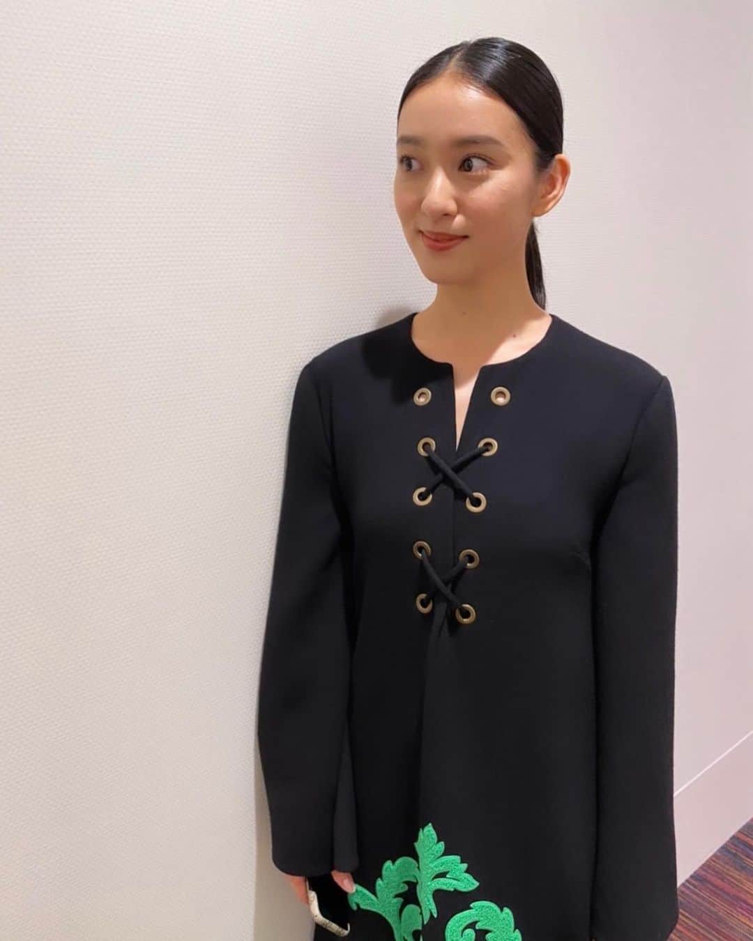 のインスタグラム：「８年ぶりに！？ 徹子の部屋への出演させていただき (とてつもなく緊張しましたが) かけがえのない時間を 過ごさせていただきました…😌  徹子さんにお会いできて 嬉しいかったなぁ、、  収録後の写真なので リラックスしてるようですが とにかく緊張しておりますので どうかお手柔らかに、、😂  是非お時間あれば見てください。」