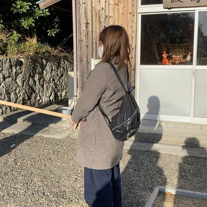 朋未のインスタグラム：「目をつぶって穴にはいれば 願いが叶うという.....  一回しかしちゃダメとも書いてないし、でも三回目は「穴にはいれ！」としか願い事してないから、まあ願いは叶ったよね？」