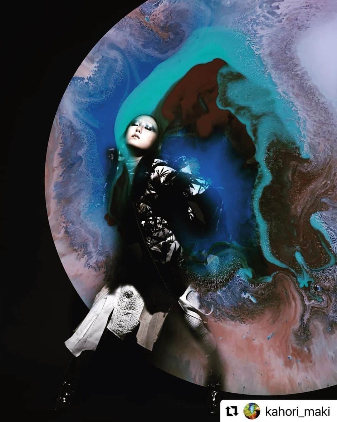 Descenteのインスタグラム：「20FW women’s collection collaborated with graphic designer  Kahori Maki. Given the artistic touch from the creators surrounding her, DESCENTE earns another unique shine.  #Repost @kahori_maki ・・・ A Happy New Year!  月に還ってゆく姫　地に舞い降りた姫 月はみずみずしく輝き、 地は熱く燃えています。  火と水、世の中の相反する事象が、私たちの心の中ではどうか静かに溶け合いますように。2021年もどうぞよろしくお願いします。  牧かほり ————- DESCENTE SKI collection 2020をベースに友人の天才爆弾スタイリスト 飯島久美子と企てたシリーズ。写真家 宮原夢画、モデル/ダンサー Chikako Takemoto、メーク 栢木進、ヘア 滝田淳詩の夢チームで作った「竹取物語」 出会い、別れの2シーンが描かれたジャケットから仮想現実の世界へワープさせ、グラフィカルな創作が実現しました。  photographer Muga Miyahara stylist Kumiko Iijima model Chikako Takemoto  make-up Susumu Kayaki hair Atsushi Takita casting Oi-chan  special thanks Shiho Minami    #skiwear #moon #竹取物語 #winterfashion #fashion #fantasy #creative」