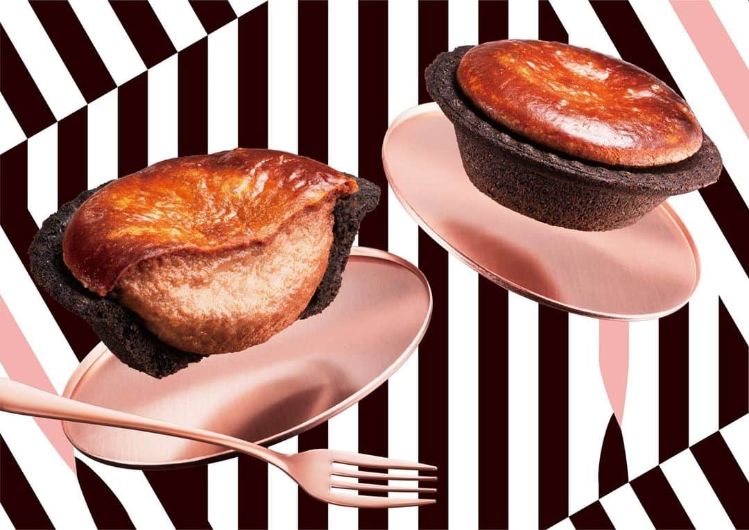 BAKE CHEESE TART OFFICIALのインスタグラム：「1月12日（火）より「チョコレートチーズタルト」が発売されます 🍫  　今回発売する「チョコレートチーズタルト」は、日本発Bean to Bar チョコレートの先駆け的存在のブランド「Minimal -Bean to Bar Chocolate-（ミニマル-ビーントゥバーチョコレート）」（以下「Minimal」）とコラボレーション！  ブラックココアを使用したタルトカップを焼き上げ、オリジナルブレンドのMinimalのチョコレートを混ぜ込んだチーズムースを詰め込んだ後「2度焼き」したこだわりの一品。 サクサク・とろとろの食感が楽しめます。  ご家族やパートナーへのバレンタインギフトはもちろん、 自分へのご褒美バレンタインにもピッタリ 💝 この機会にぜひお試しくださいね。  【商品概要】 ■ 商品名：チョコレートチーズタルト ■ 販売店舗：BAKE CHEESE TART 国内全店舗 ■ 価格：1個300円（税込） ■ 販売期間：2021年1月12日（火）〜 なくなり次第終了  #ベイクチーズタルト ﻿ #bakecheesetart #チョコレートチーズタルト #チョコレート #チョコ #テイクアウトスイーツ #バレンタイン #バレンタインチョコ #バレンタインスイーツ #バレンタインギフト #ご褒美スイーツ #友チョコ #スイーツ ﻿ #スイーツ好き ﻿ #スイーツ部 #sweets #desserts #デザート #お菓子 ﻿ #チーズタルト専門店 #チーズタルト #チーズケーキ #タルト」