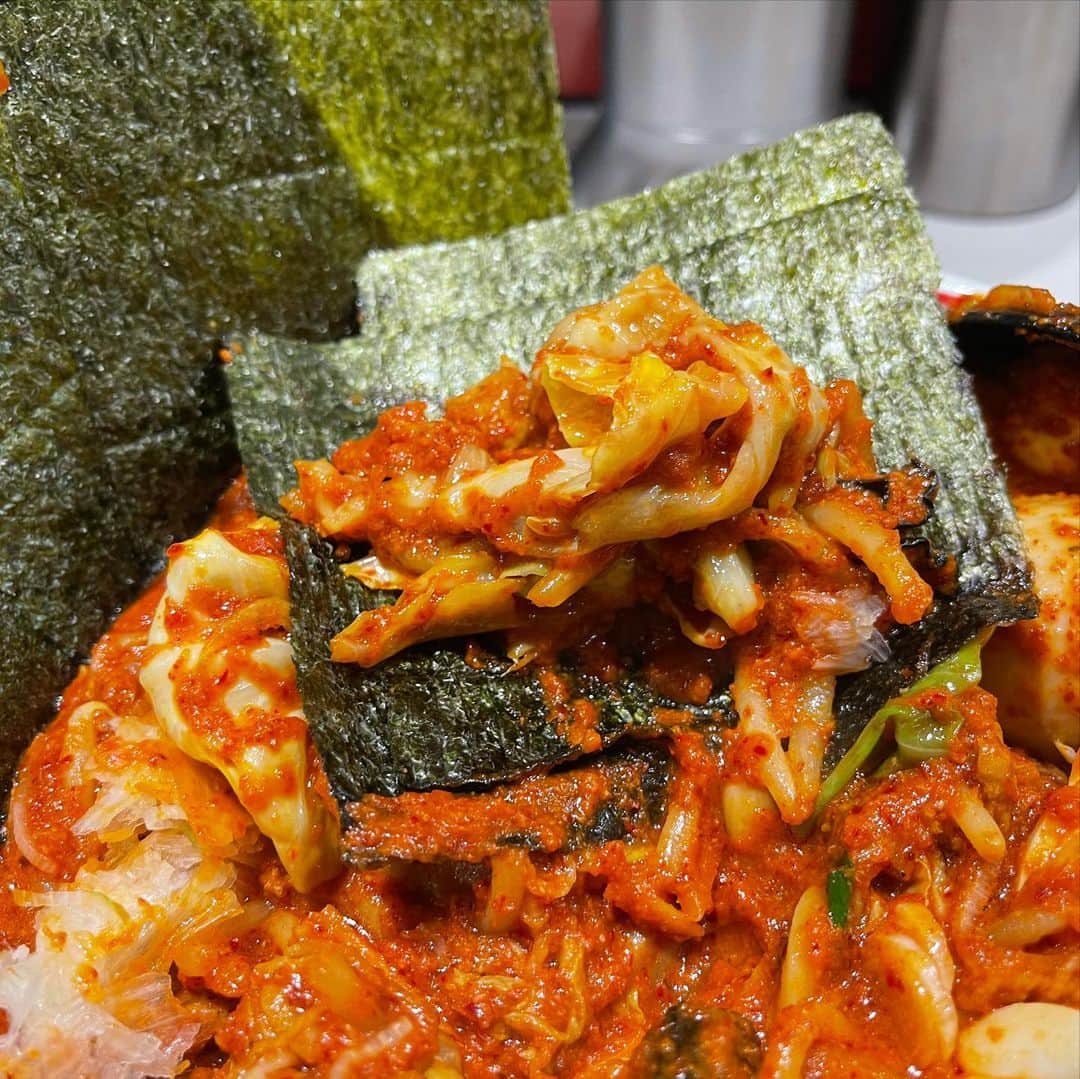 rasuさんのインスタグラム写真 - (rasuInstagram)「蒙古タンメン中本川崎店 北極やさいシャキシャキ麺1/3 10倍 やさい大盛北極味玉ゆでたまごネギほうれん草海苔  これから背中に新しい子をお迎えに行くのですがバカ痛いんだよな… って事で元気をもらいに！  今日も旨辛でうんめええええええ！！！ 辛さと濃さとちょうどいい٩( ᐛ )و これから数時間寝っ転がって耐えるので今日はいつもより少なめで_(:3 」∠︎)_  旨くて辛くて元気もらったいけるぜえええええええ！！！！  でもやっぱ痛いんだよなぁ帰りたい←  #蒙古タンメン中本 #蒙古タンメン中本川崎店 #北極やさいシャキシャキ #ラーメン #旨辛」1月7日 12時02分 - rashu_eat