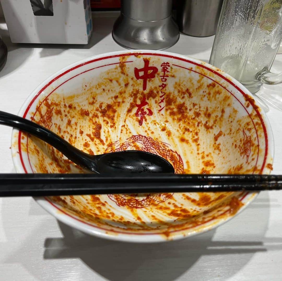 rasuさんのインスタグラム写真 - (rasuInstagram)「蒙古タンメン中本川崎店 北極やさいシャキシャキ麺1/3 10倍 やさい大盛北極味玉ゆでたまごネギほうれん草海苔  これから背中に新しい子をお迎えに行くのですがバカ痛いんだよな… って事で元気をもらいに！  今日も旨辛でうんめええええええ！！！ 辛さと濃さとちょうどいい٩( ᐛ )و これから数時間寝っ転がって耐えるので今日はいつもより少なめで_(:3 」∠︎)_  旨くて辛くて元気もらったいけるぜえええええええ！！！！  でもやっぱ痛いんだよなぁ帰りたい←  #蒙古タンメン中本 #蒙古タンメン中本川崎店 #北極やさいシャキシャキ #ラーメン #旨辛」1月7日 12時02分 - rashu_eat