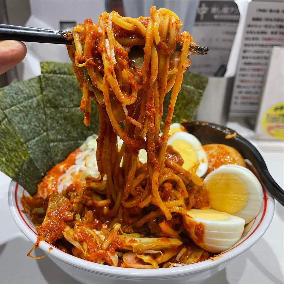 rasuさんのインスタグラム写真 - (rasuInstagram)「蒙古タンメン中本川崎店 北極やさいシャキシャキ麺1/3 10倍 やさい大盛北極味玉ゆでたまごネギほうれん草海苔  これから背中に新しい子をお迎えに行くのですがバカ痛いんだよな… って事で元気をもらいに！  今日も旨辛でうんめええええええ！！！ 辛さと濃さとちょうどいい٩( ᐛ )و これから数時間寝っ転がって耐えるので今日はいつもより少なめで_(:3 」∠︎)_  旨くて辛くて元気もらったいけるぜえええええええ！！！！  でもやっぱ痛いんだよなぁ帰りたい←  #蒙古タンメン中本 #蒙古タンメン中本川崎店 #北極やさいシャキシャキ #ラーメン #旨辛」1月7日 12時02分 - rashu_eat