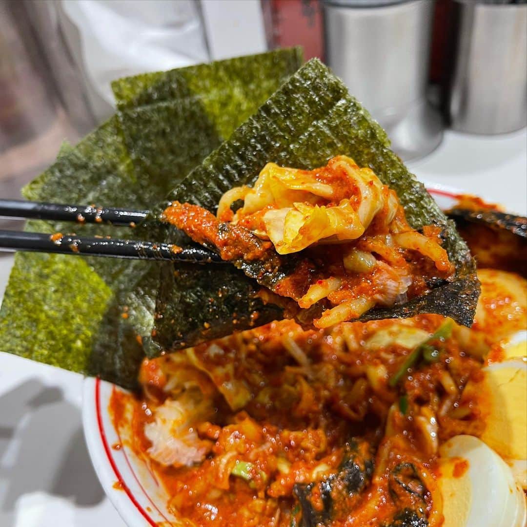 rasuさんのインスタグラム写真 - (rasuInstagram)「蒙古タンメン中本川崎店 北極やさいシャキシャキ麺1/3 10倍 やさい大盛北極味玉ゆでたまごネギほうれん草海苔  これから背中に新しい子をお迎えに行くのですがバカ痛いんだよな… って事で元気をもらいに！  今日も旨辛でうんめええええええ！！！ 辛さと濃さとちょうどいい٩( ᐛ )و これから数時間寝っ転がって耐えるので今日はいつもより少なめで_(:3 」∠︎)_  旨くて辛くて元気もらったいけるぜえええええええ！！！！  でもやっぱ痛いんだよなぁ帰りたい←  #蒙古タンメン中本 #蒙古タンメン中本川崎店 #北極やさいシャキシャキ #ラーメン #旨辛」1月7日 12時02分 - rashu_eat