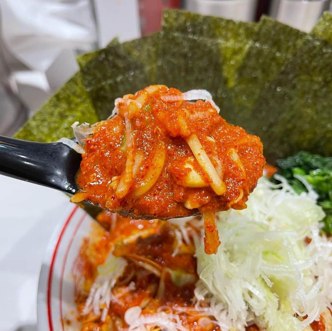 rasuさんのインスタグラム写真 - (rasuInstagram)「蒙古タンメン中本川崎店 北極やさいシャキシャキ麺1/3 10倍 やさい大盛北極味玉ゆでたまごネギほうれん草海苔  これから背中に新しい子をお迎えに行くのですがバカ痛いんだよな… って事で元気をもらいに！  今日も旨辛でうんめええええええ！！！ 辛さと濃さとちょうどいい٩( ᐛ )و これから数時間寝っ転がって耐えるので今日はいつもより少なめで_(:3 」∠︎)_  旨くて辛くて元気もらったいけるぜえええええええ！！！！  でもやっぱ痛いんだよなぁ帰りたい←  #蒙古タンメン中本 #蒙古タンメン中本川崎店 #北極やさいシャキシャキ #ラーメン #旨辛」1月7日 12時02分 - rashu_eat
