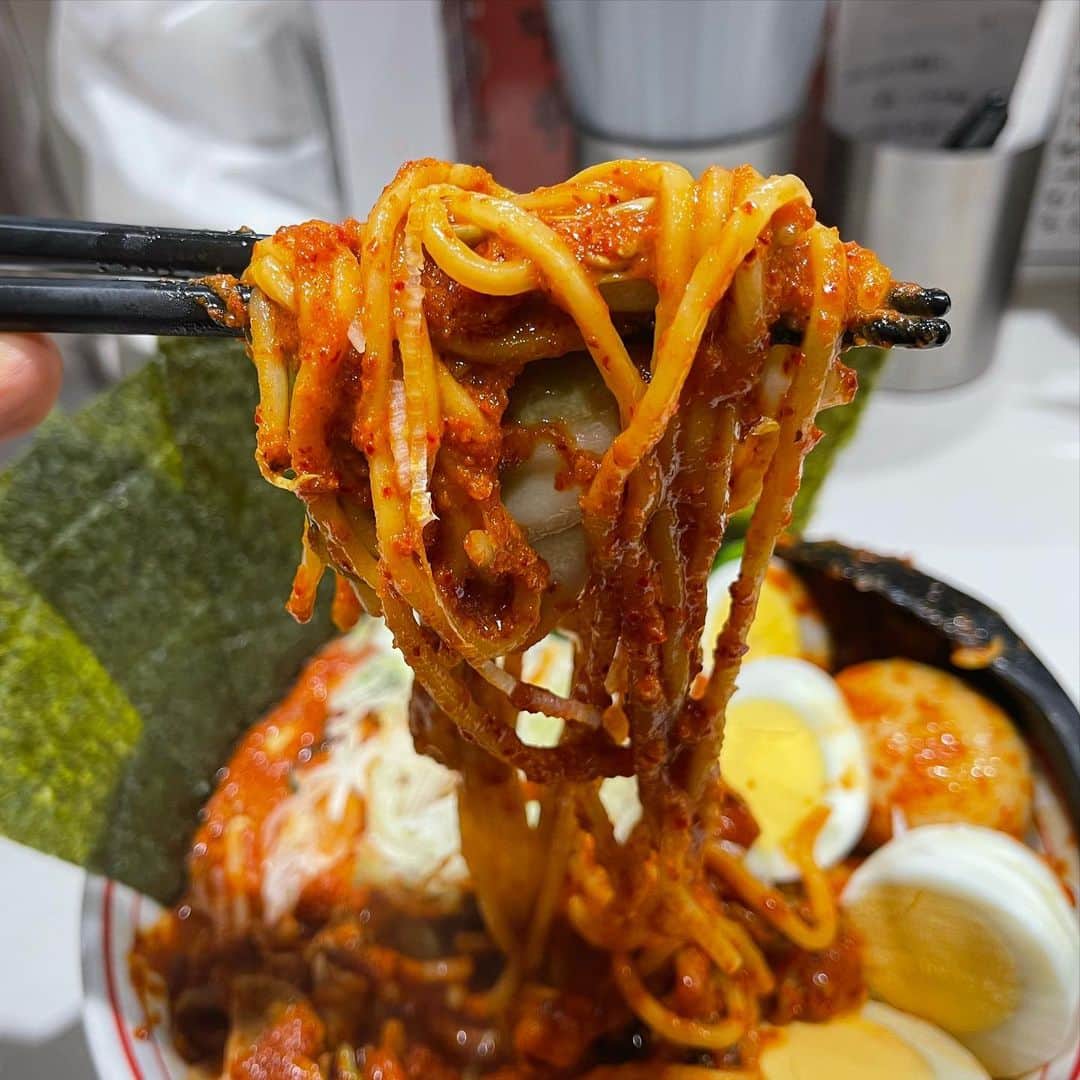 rasuさんのインスタグラム写真 - (rasuInstagram)「蒙古タンメン中本川崎店 北極やさいシャキシャキ麺1/3 10倍 やさい大盛北極味玉ゆでたまごネギほうれん草海苔  これから背中に新しい子をお迎えに行くのですがバカ痛いんだよな… って事で元気をもらいに！  今日も旨辛でうんめええええええ！！！ 辛さと濃さとちょうどいい٩( ᐛ )و これから数時間寝っ転がって耐えるので今日はいつもより少なめで_(:3 」∠︎)_  旨くて辛くて元気もらったいけるぜえええええええ！！！！  でもやっぱ痛いんだよなぁ帰りたい←  #蒙古タンメン中本 #蒙古タンメン中本川崎店 #北極やさいシャキシャキ #ラーメン #旨辛」1月7日 12時02分 - rashu_eat