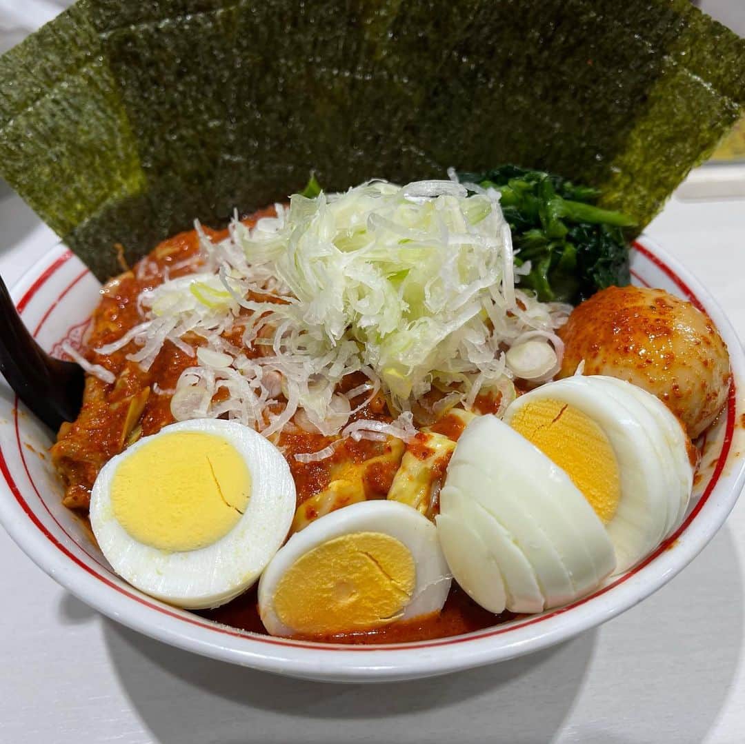 rasuさんのインスタグラム写真 - (rasuInstagram)「蒙古タンメン中本川崎店 北極やさいシャキシャキ麺1/3 10倍 やさい大盛北極味玉ゆでたまごネギほうれん草海苔  これから背中に新しい子をお迎えに行くのですがバカ痛いんだよな… って事で元気をもらいに！  今日も旨辛でうんめええええええ！！！ 辛さと濃さとちょうどいい٩( ᐛ )و これから数時間寝っ転がって耐えるので今日はいつもより少なめで_(:3 」∠︎)_  旨くて辛くて元気もらったいけるぜえええええええ！！！！  でもやっぱ痛いんだよなぁ帰りたい←  #蒙古タンメン中本 #蒙古タンメン中本川崎店 #北極やさいシャキシャキ #ラーメン #旨辛」1月7日 12時02分 - rashu_eat