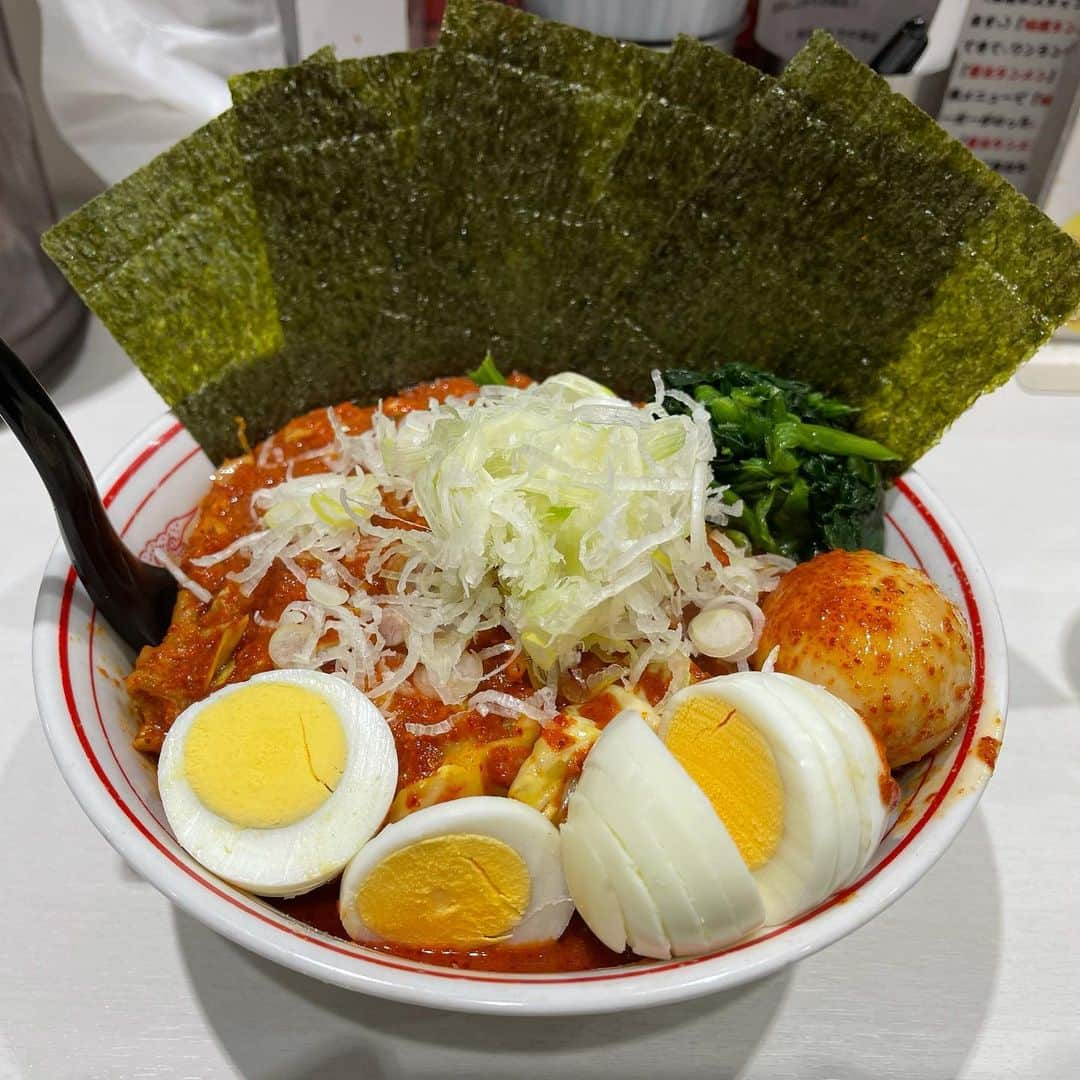 rasuのインスタグラム：「蒙古タンメン中本川崎店 北極やさいシャキシャキ麺1/3 10倍 やさい大盛北極味玉ゆでたまごネギほうれん草海苔  これから背中に新しい子をお迎えに行くのですがバカ痛いんだよな… って事で元気をもらいに！  今日も旨辛でうんめええええええ！！！ 辛さと濃さとちょうどいい٩( ᐛ )و これから数時間寝っ転がって耐えるので今日はいつもより少なめで_(:3 」∠︎)_  旨くて辛くて元気もらったいけるぜえええええええ！！！！  でもやっぱ痛いんだよなぁ帰りたい←  #蒙古タンメン中本 #蒙古タンメン中本川崎店 #北極やさいシャキシャキ #ラーメン #旨辛」