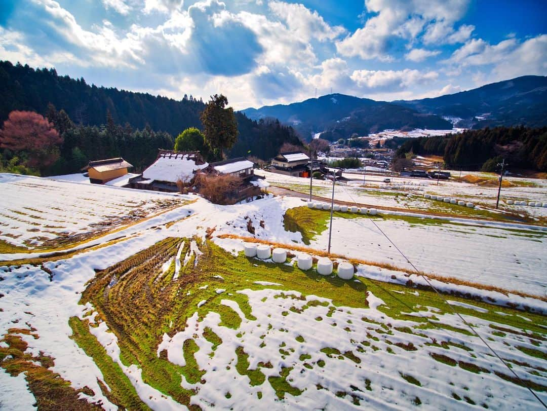 Bi Rod by Lumica.のインスタグラム：「【Bi Rod Creator's Photo】 ＃039 ■Photo by 木村琢磨 @takuma_kimura_photo  ■Photo at 岡山県津山市加茂町物見 okayamaken_monomi  2019/ 1  ■Equipment Rod： Bi Rod 6C-7500 Camera: OLYMPUS OM-D E-M1MarkⅡ Lens: OLYMPUS M.14-42mm F3.5-5.6 EZ  「ドローンなしでこのアングル」  最大7.5mのハイアングルから撮影できる 高所撮影一脚「Bi Rod」  ↓商品情報はプロフィール欄のURLから公式ストアへ @birod_lumica  #birod #lumica #ルミカ #木村棒 #写真好きな人と繋がりたい #写真 #空中撮影 #空撮 #ハイアングル #ドローン #aerialphotography #notdrone #highangle #OLYMPUS OM-D E-M1MarkⅡ #olympus #olympusphtotography #olympuscamera #olympusomdem1markii #OLYMPUS_M1442mm #olympusm1442mmf3556 #岡山県 #okayama #加茂町物見 #monomi #雪景色 #雪化粧  #からぶき屋根 #風景」