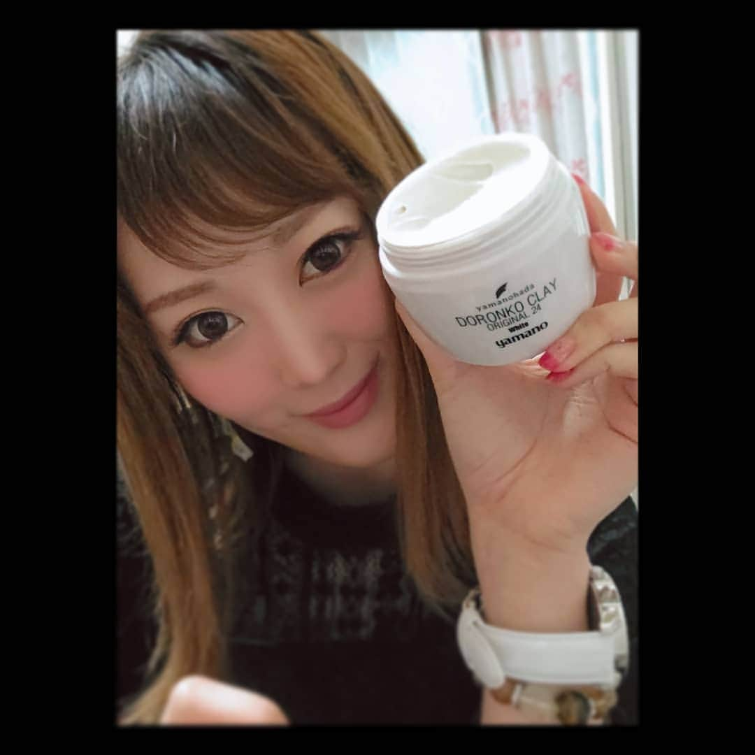 松浦麻里奈さんのインスタグラム写真 - (松浦麻里奈Instagram)「@yamanohada.com24　 ヤマノ肌ドロンコクレー24オリジナルＷＨ✨ これ1つで落とす・潤う・与えるの３役が😽✨ 大容量なので、家族で使えちゃう♥ ムービー🎥ラスト  クリーム状で、あわだたない洗顔＆ 泥んこパックなのだ(´ε｀ )   クレイだからかなりさっぱりするかと思ったら すごくしっとり😌🌼 肌のトーンが明るくなる！  肌にやさしい良質のクレーが柔らかに肌を 包み込むので、肌触りがとても心地いい〜♥  自宅にいながらサロンのケアを体験しているかのよう。  白どろは朝起きて、こちら一つで パックも洗顔もできる高品質で時短にもなる╰(*´︶`*)╯  ◆いつもの洗顔では落ちにくい毛穴汚れや 古い角質を弱酸性の泥が吸着し、 泥に含まれる天然ミネラル成分が しっとりスベスベ肌に導きます🌸  ◆使用方法ー 1.ムラなく皮膚が隠れるくらいに塗布 2.最後に鼻中央から小鼻に塗る。 3.塗り終えたら5〜7分ほど放置し、 水またはぬるま湯でよく洗い流す！  . .  #どろんこパック#乾燥肌#ドロンコクレー #ロングセラー商品#山野愛子#ヤマノ#パック #泡立たない洗顔料#泥洗顔#どろんこ美容#透明感 #天然ミネラル#肌トラブル改善#トリートメント #保湿#肌質改善#毛穴対策#毛穴の黒ずみ#くすみ対策 #yamano#スキンケア#コスメ#PR#Cosme#コスメ #コスメ好きさんと繋がりたい #美容好きな人と繋がりたい」1月7日 12時05分 - ay114.831m