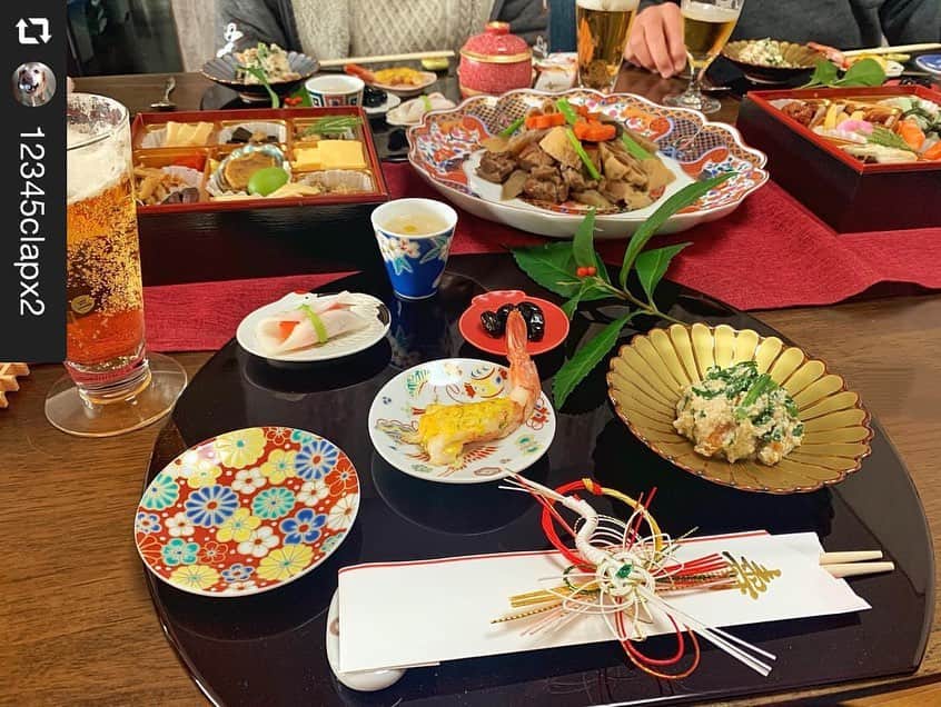 のインスタグラム：「【お客さまフォト】特別な日を晴れやかに演出してくれる有田焼の器🌼  < @12345clapx2 >⁠⠀さん⁠ 素敵なお正月のお写真をありがとうございます✨  放射線状に広がる形が華やかな平菊銘々皿は、存在感がありテーブルが華やぎます。 他の器ともあわせやすいので、お正月やお祝いなどハレの日に活躍してくれますよ☺️  ――――――――――――――――⠀⠀⁠⠀⁠ 【 テーブルフォト募集中📷 】 縁器屋の器を使用して頂いたお写真は 投稿やストーリーに掲載致します！ @engiya_japan  #縁器屋⠀⠀⠀⠀⠀⠀⠀⠀⠀⠀⠀⠀⠀⠀⁠⠀⁠ ☝️をタグ付けお願いします。 ――――――――――――――――⠀⠀⁠⠀⁠ ⁠  オンラインショップはこちら(@engiya_japan )からぜひどうぞ！ ⁠  #有田焼 #幸楽窯  #おせち料理 #正月料理 #おせちプレート #お正月 #正月 #うつわ #器のある暮らし #器を楽しむ暮らし #ハレの日 #暮らしを楽しむ #器好きな人と繋がりたい #テーブルコーディネート #テーブルフォト #器好き #和食ごはん #和食器 #おうちごはん #おうち時間 #おうちごはんlover  #心地よい暮らし#丁寧な暮らし#食卓風景 #お昼ごはん  #japanesefood #foodstagram #japaneseculture #伝統工芸品をもっと身近に #縁器屋」