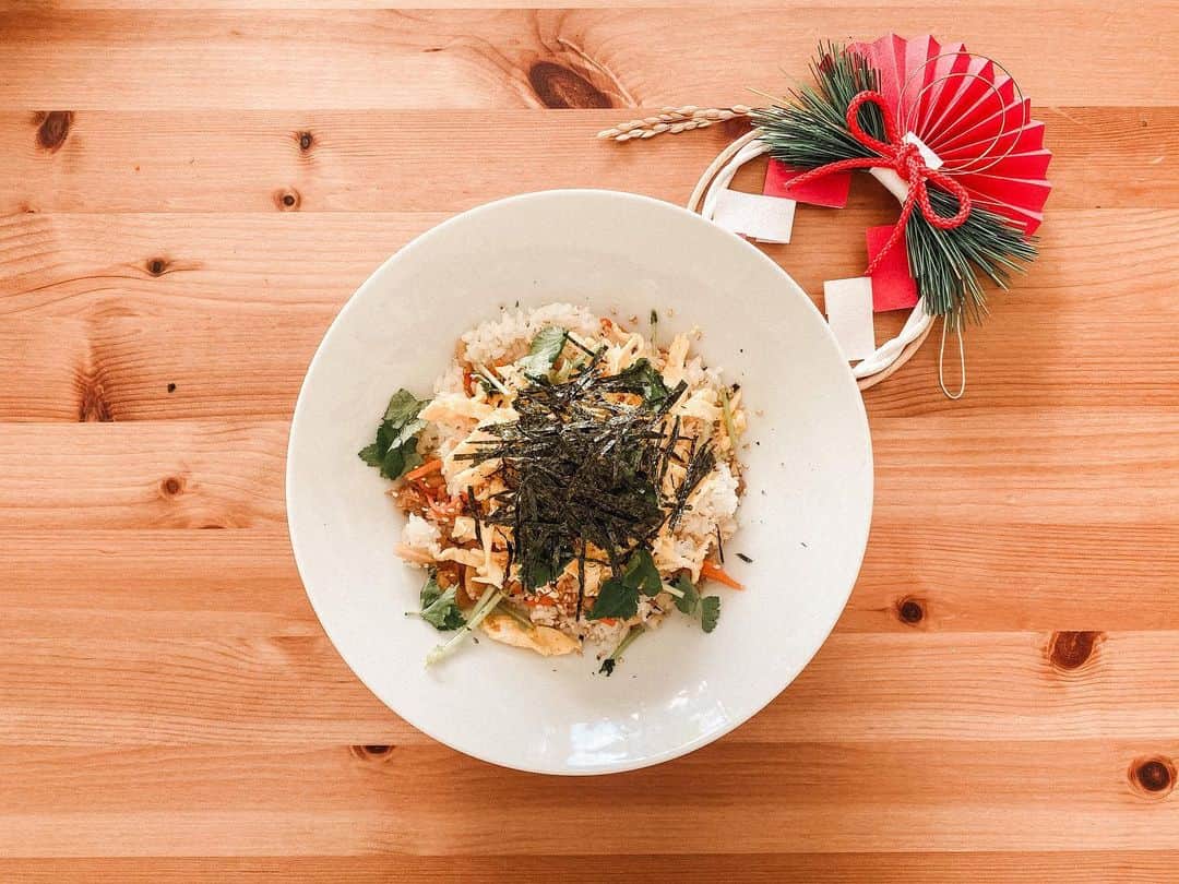 浅場佳苗のインスタグラム：「🥕🥑🥬 今年のお正月は帰省せずわりといつも通りの日々だったので、せめて食で！と思い立ち、ベジタリアンスタイルでちらし寿司を作りました😋🍳  さっと錦糸卵を作ったら、お野菜と油揚げをメープルシロップ、みりん、しょうゆ、アップルサイダービネガーで炒めて、それらを酢飯と混ぜて完成！三つ葉とゴマとお海苔をちらしていただきました！美味しかった〜✨  今年も自分がハッピーで心地よいと思うライフスタイルを、ゆるりと楽しんでいけたらいいなあ、、🐰🤍 ・ #あさばめし #ちらし寿司 #ベジタリアン #tokyo #japan #dancemusic #dancepop #edm #singer #songwriter #シンガーソングライター #フレキシタリアン #ゆるヴィーガン #動物愛護 #サスティナブル #エコ #地球にやさしいミュージシャン #愛犬家 #beatmania #iidx #17live #LoL #tiktok #浅場佳苗 #kanaeasaba」
