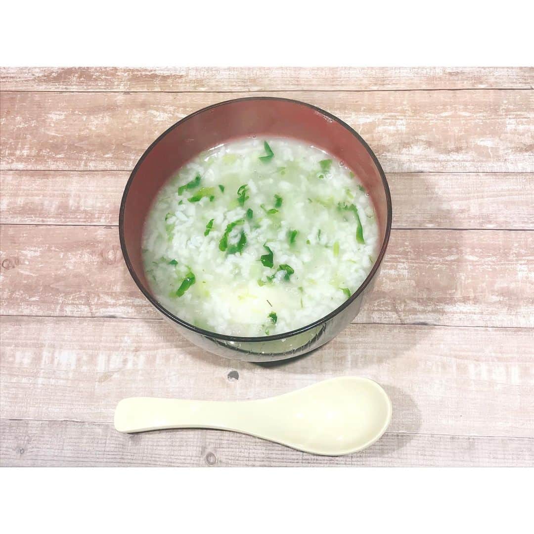 おかゆのインスタグラム：「🔥👩🏻‍🍳🥣🌿🤍 . 今日は七草粥の日。 . 春の七草にはそれぞれに効果や意味があるので 簡単にご紹介したいと思います🍲 . 芹（せり）＝「競り勝つ」 解熱効果や胃を丈夫にする効果、 整腸作用、利尿作用、食欲増進、血圧降下作用など 様々な効果があります。 . 薺（なずな）＝「撫でて汚れを除く」 別名をぺんぺん草。 利尿作用や解毒作用、止血作用を持ち、 胃腸障害やむくみにも効果があるとされています。 . 御形（ごぎょう）＝「仏体」 母子草（ハハコグサ）のこと。 痰や咳に効果があります。 のどの痛みもやわらげてくれます。 . 繁縷（はこべら）＝「反映がはびこる」 昔から腹痛薬として用いられており、胃炎に効果があります。 歯槽膿漏にも効果が！ . 仏の座（ほとけのざ）＝「仏の安座」 　一般的に、 子鬼田平子（こおにたびらこ）を指します。 胃を健康にし、食欲増進、歯痛にも効果があります。 . 菘（すずな）＝「神を呼ぶ鈴」 蕪（かぶ）のこと。 胃腸を整え、消化を促進します。 しもやけやそばかすにも効果があります。 . 蘿蔔（すずしろ）＝「汚れのない清白」 大根のこと。 風邪予防や美肌効果に優れています。 . 全世界でコロナウイルスが猛威をふるっておりますが 一日も早く皆さんが安全に 会いたい人に思い切り会える、 そんな当たり前に思っていた日常に戻れるように。 . 無病息災を願って…🌿 . #春の七草 #おかゆ」