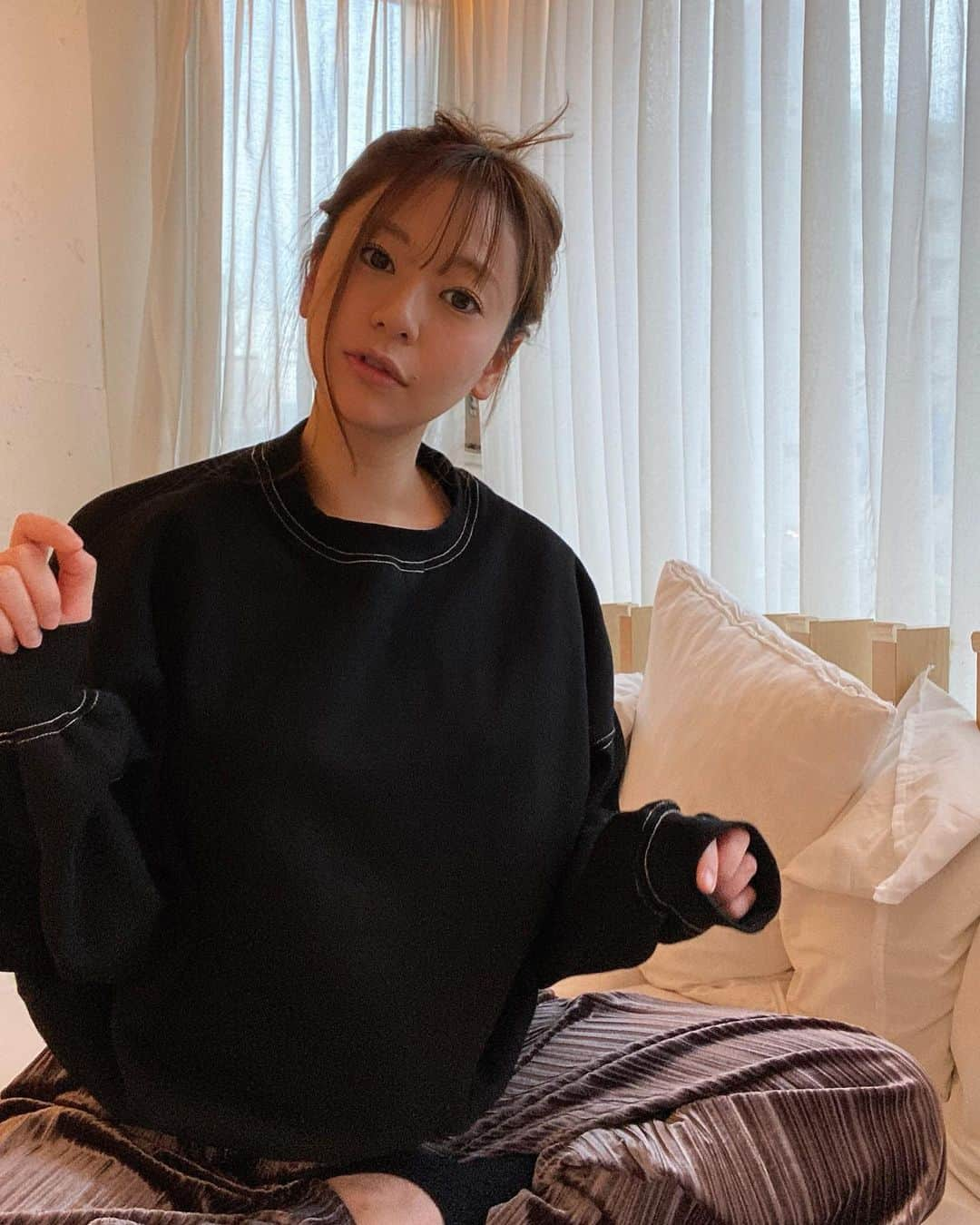 希帆さんのインスタグラム写真 - (希帆Instagram)「おはよ〜🥱🥱🥱 お正月ボケがまだぬけませぬ🥱🛏 ゆる〜い服装ばっかりしちゃってます✌️（笑） 裏起毛のスウェット、 暖かくてステッチも可愛くて着心地良いんだぁ🥰 @classicalelf_official #今日の服 #クラシカルエルフ #classicalelf #エルフコーデ #オーバーサイズ#裏起毛#スウェット#スエット#プチプラ#今日の服」1月7日 12時17分 - k_i_h_o_