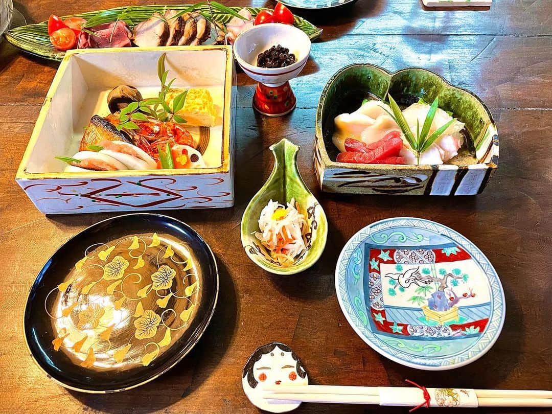 西谷麻糸呂のインスタグラム：「今年のお節でした🎍🍱  ﻿ ﻿ ﻿ ﻿ ﻿ ﻿ #お節 #お節料理 #お正月 #お正月料理 #料理 #西谷麻糸呂」