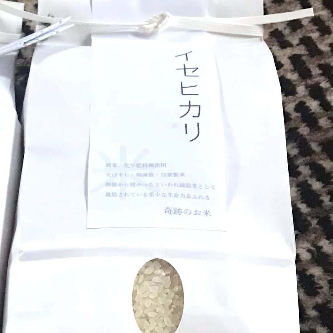 のインスタグラム：「七草粥 新しい年になりもう七日 早いですね というわけで 神様のお米で七草粥を作りました🙏 年末に@roseymama0930 が特別な栽培をされている長野のお米農家さんの貴重なお米を送ってくださったので、今日の日に頂こうと大切にしていました  元旦には我家の神様に捧げましたが、人間の口に入るのは今日が初めて🙏  土鍋でゆっくり炊き七草と神の島の久高島のお塩で㊗️ 心も体も浄らかに✨✨✨  日本の良い風習、文化を大切にしたいですね❣️ 特にこのような世の中で、何が大事なのかを問われているように思いますが・・・ 他人を想い己を律すること 冷静に考えて行動すること  立派なことは言えませんが、日本人としての道徳観が失われつつあるように思う今日この頃  #七草粥 #いせひかり #久高島」