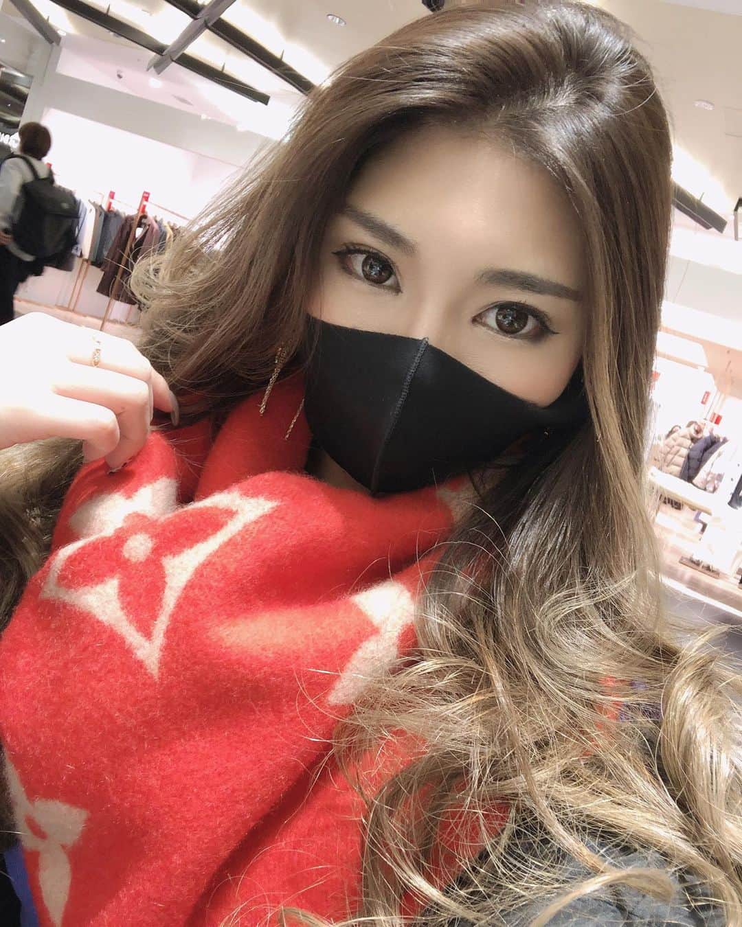 YOCHIのインスタグラム：「💓 I’m feeling very happy these days... 💓 . . . #lv#ヴィトン#カシミヤマフラー#スワロフスキーピアス#ギャル#ダンサー#モデル#マスク#寒いけど#今いる場所は暖かい#陽だまり#オシャレさんと繋がりたい」