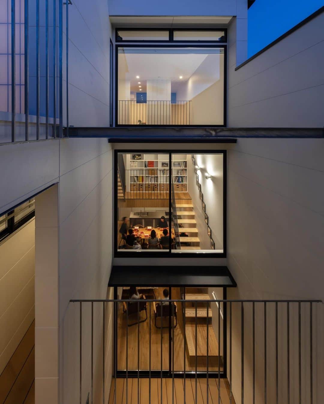 Horibe Associates co., ltd. のインスタグラム：「・ House in Higashisumiyoshi  more⇨@horibeassociates  線路高架を望むことができる駅からほど近い住宅密集地に位置する敷地  プライバシーの保たれた屋外テラスと 3層吹抜けのリビング空間が家族を繋ぐ 木造３階建て中庭型住居  #耐震等級3 #長期優良住宅  photo @yoheisasakura  ・ #architecture#architect#architecturephoto#architecturephotografy #architettura#Kiếntrúc#arquitectura#Architektur#Arkitekture#architexture #マイホーム記録#マイホームメモ#ガレージハウス」