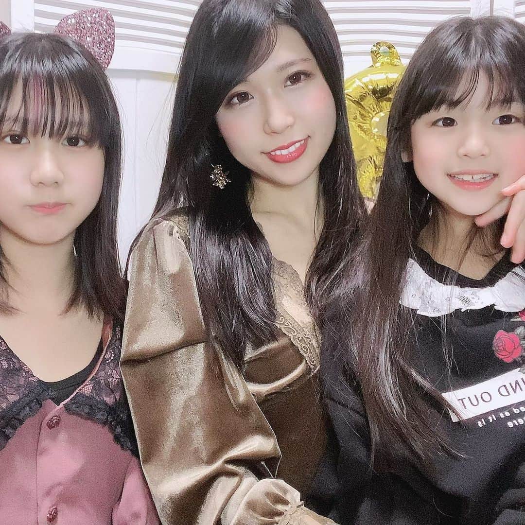 ゆわももチャンネルさんのインスタグラム写真 - (ゆわももチャンネルInstagram)「ゆわももチャンネル、新しくまたスタート！とお伝えしてから 1発目の動画は、小学2年生ももが虹を歌ってみた！でした☺️ TikTokでも好評で嬉しいです。 今後、ゆわももチャンネルは週末メイン更新になります。 私一人で他チャンネル、全SNS、歌活動、LINELIVE全て運営していく上で、ゆわももチャンネルは週末投稿が合っていると判断しました！！🙇‍♀️✨✨  週末の楽しみに、私たち親子を☺️  どうかこれからもよろしくお願いいたします😭✨✨  #ゆわももチャンネル  #ゆわももママのひとりごと  #ゆわもも親子の日常  #親子コーデ  #親子 #小学生女子」1月7日 12時44分 - atsumi.y_m