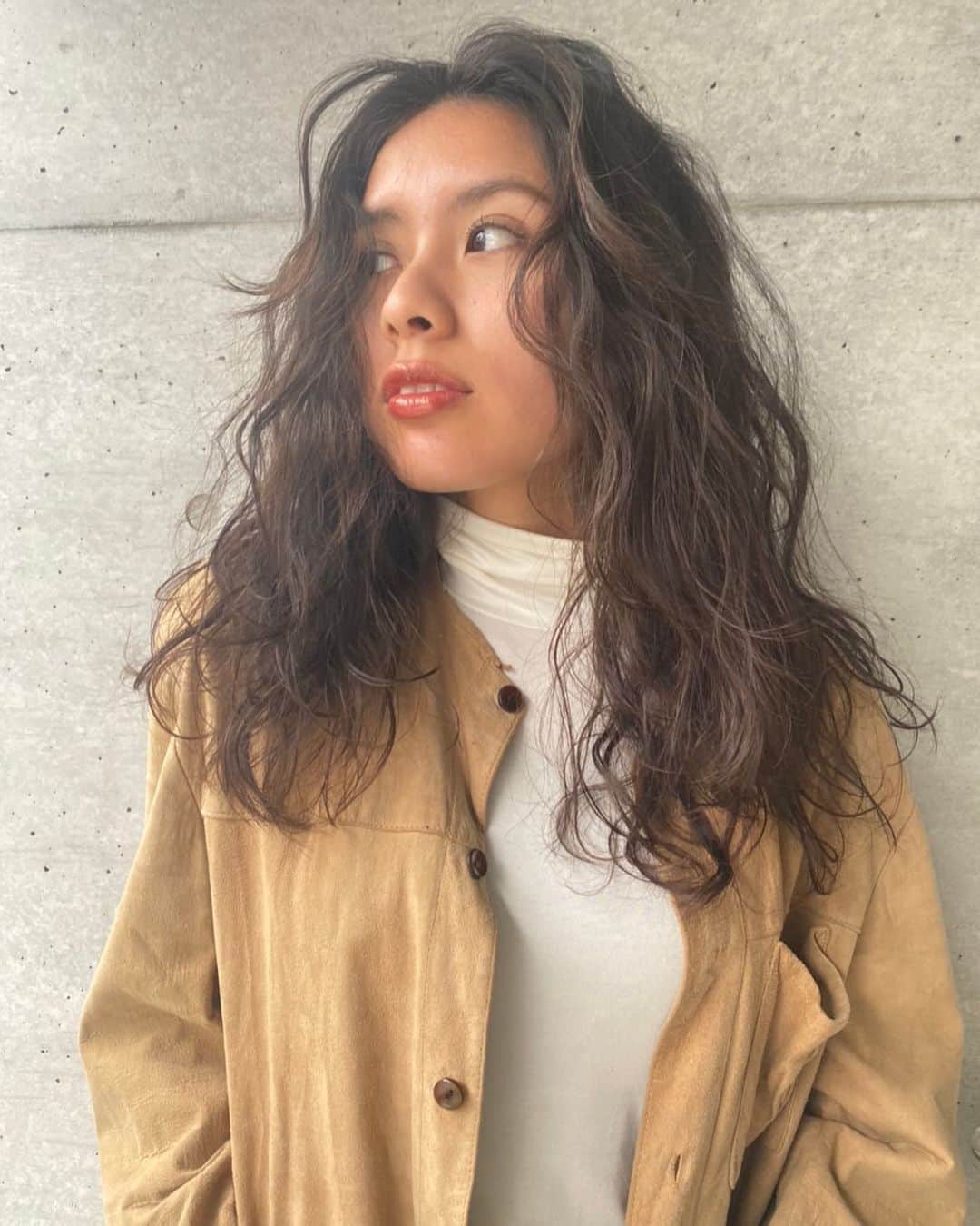 MELLOWのインスタグラム：「ローレイヤースタイルに 根本からのくるくるパーマ💫  カラーは柔らかなベージュブラウンで抜け感を。  【stylist: @mellow_tamai 】 . . 【玉井指名の新規のお客様30パーセントオフ！】😄 . . 限定クーポンにてご予約お待ちしております。 Tamai sumire✂︎ . . . . 【tamaiモデルヘア】⇨#MELLOWtamaihair  . . . 【メニュー】 カット+パーマ+カラー . 【Mellowのお客様ヘアスタイル】⇨@mellow.hair.style . . .  . . . . . . #mellowsalon#髪型#permhair #perm#パーマ#表参道美容院#外国人風カット#美容院#原宿美容院#抜け感ヘア#mellowlonghair#ナチュラルカラー #ロングヘアー#longhair#sustainable#sustainable salon#サスティナブル#エシカル#ethical」