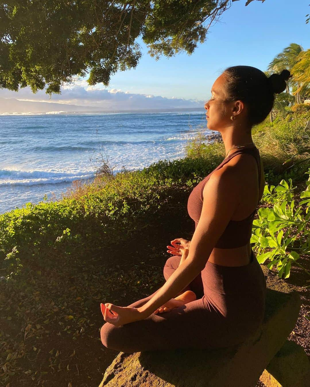 ライス・リベイロさんのインスタグラム写真 - (ライス・リベイロInstagram)「Meditation with a view on my new #cherrycola 🍒 @alo @aloyoga #alopartner」1月7日 12時45分 - laisribeiro