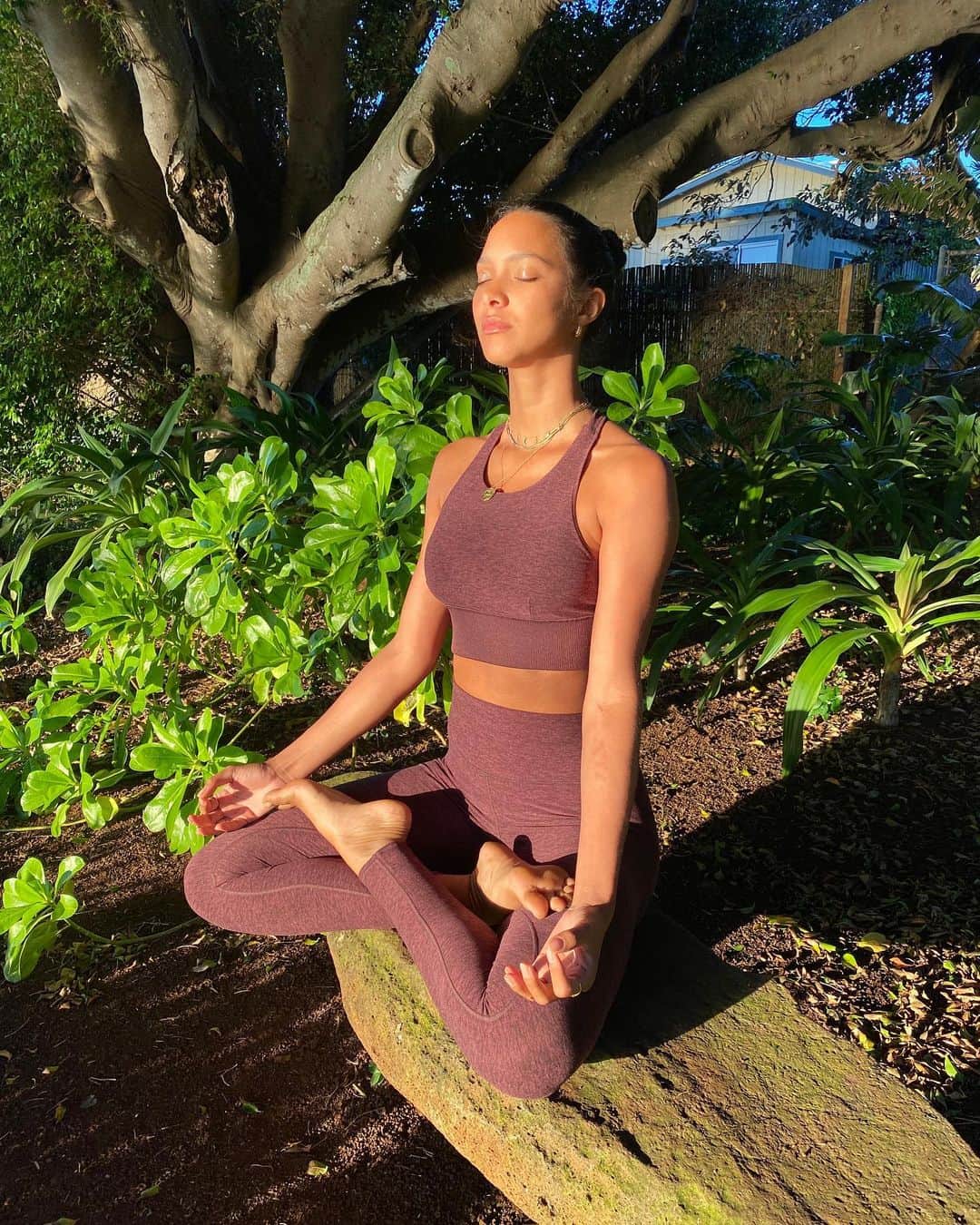 ライス・リベイロのインスタグラム：「Meditation with a view on my new #cherrycola 🍒 @alo @aloyoga #alopartner」
