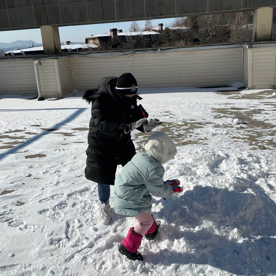 キム・ソンウンさんのインスタグラム写真 - (キム・ソンウンInstagram)「아이들에겐 눈이 와서 너무 좋은.. 눈싸람 만드는것보다 눈싸움을 좋아하는 윤하씨 🤣🤣🤣 #하하하남매⚽️」1月7日 12時50分 - ssung916