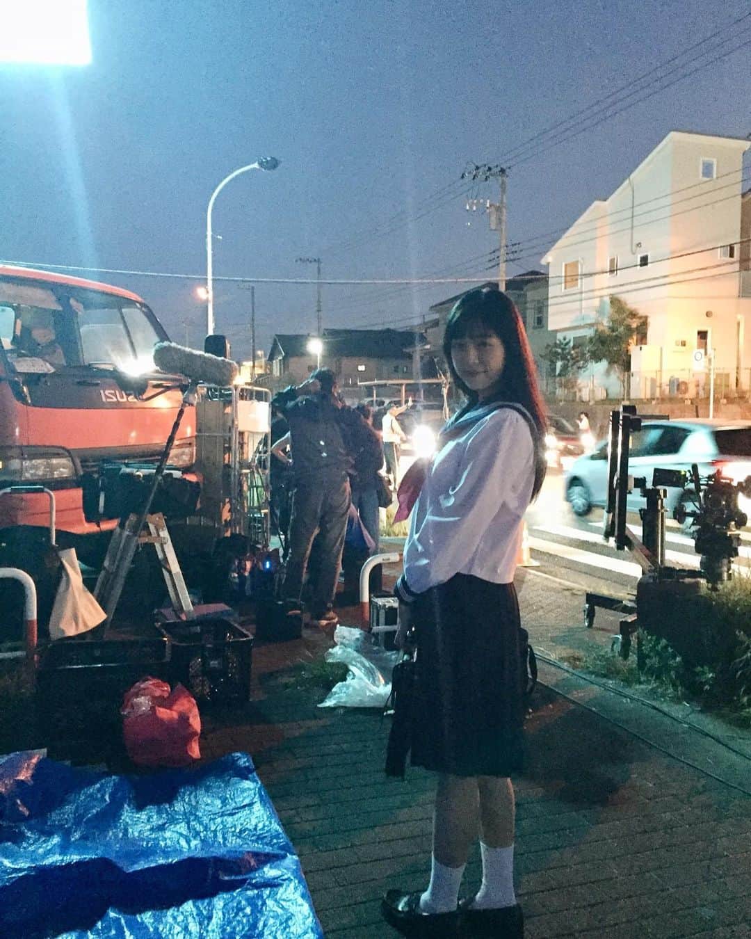 のインスタグラム：「2020年 お仕事中のオフショットシリーズ 第２弾☺️💕  1枚目 Netflix 「愛なき森で叫べ」 この後エイコが…のシーン撮影前！！  2枚目 伊豆大島グラビアロケ🐕  3枚目 大阪 仕事後のてっちり🐡  4枚目 杓子山近くの駅にて撮影風景🗻  沢山の現場で、沢山の経験をさせて頂いた一年でした✨  #川村那月 #愛なき森で叫べ #Netflix #エイコ #ロミオ #女優 #伊豆大島 #グラビア #杓子山 #大阪 #てっちり🐡 #タレント #夢に向かって #オフショットシリーズ #感謝✨」